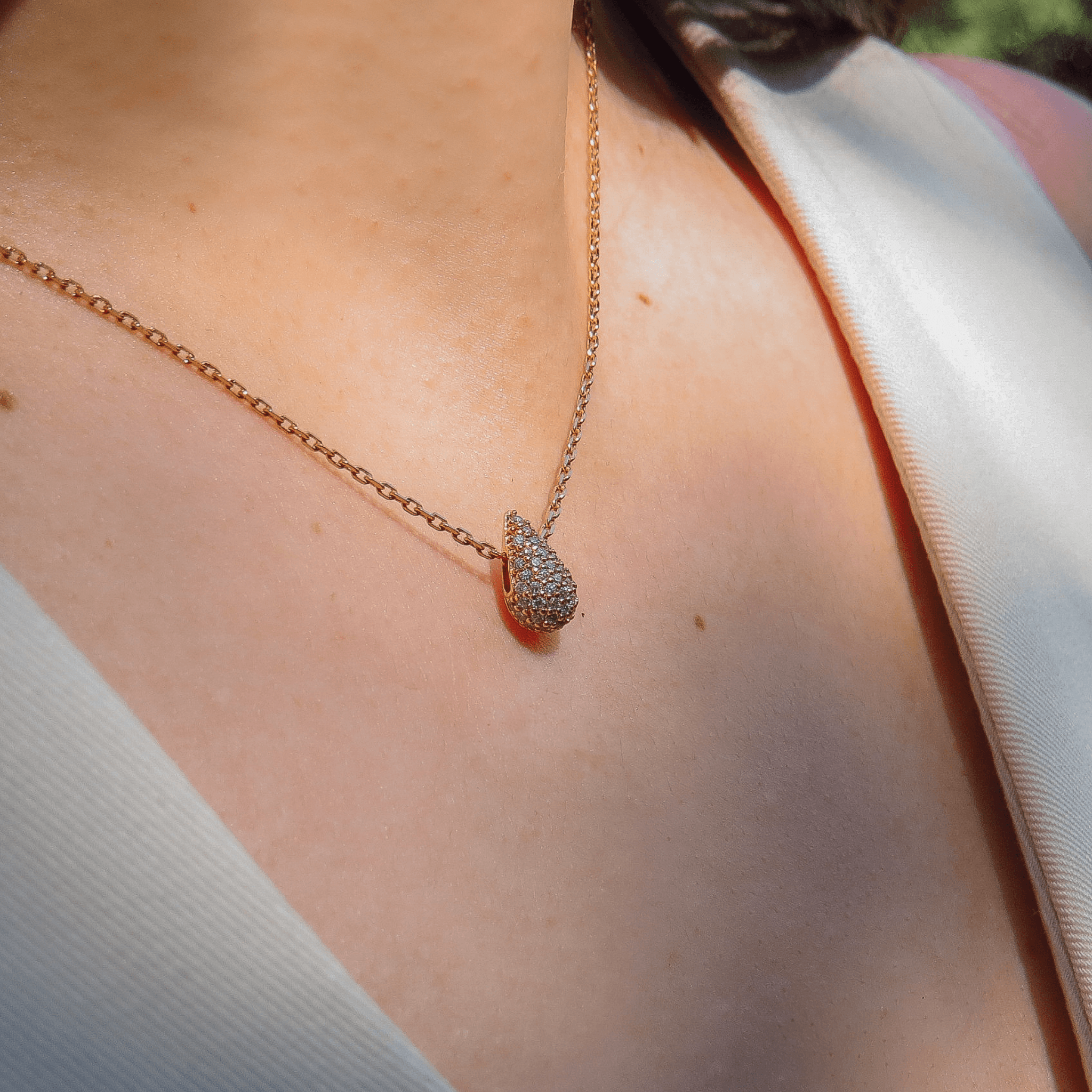 Collier goutte pavée en plaqué or 18 carats porté – design élancé avec zircons blancs