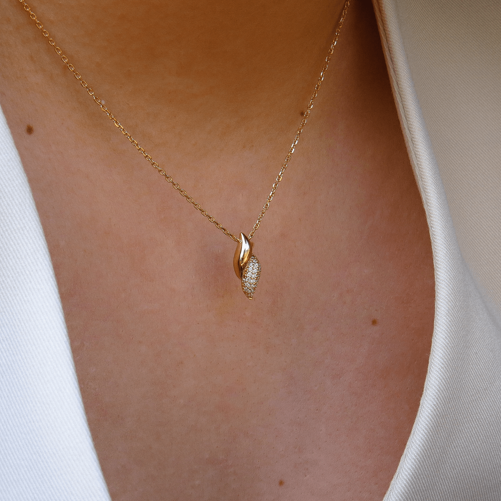 Collier au design moderne porté, bijou en plaqué or 18 carats avec oxydes de zirconium