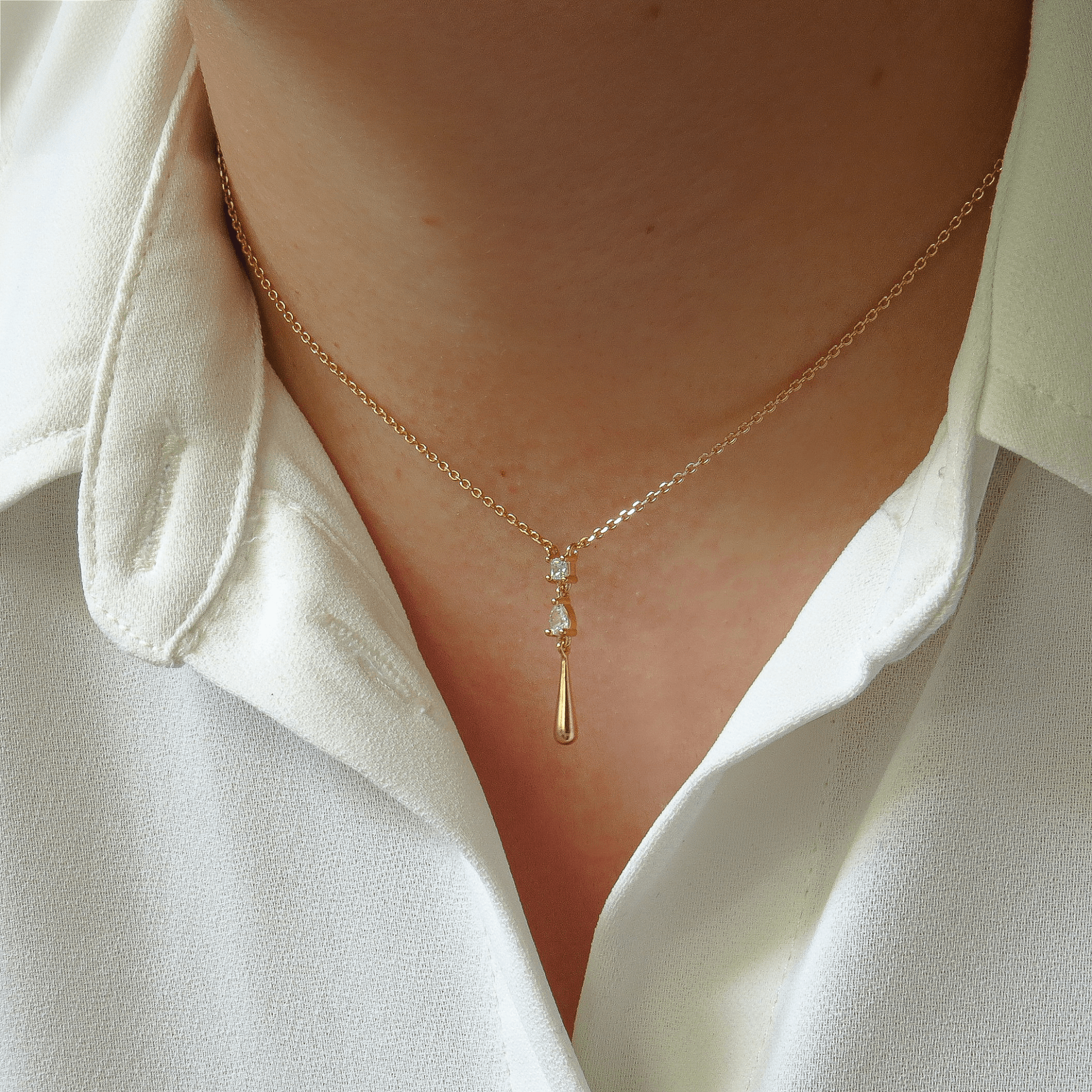 Vue portée du collier Céleste, zircon blanc et plaqué or 18 carats, look élégant et raffiné