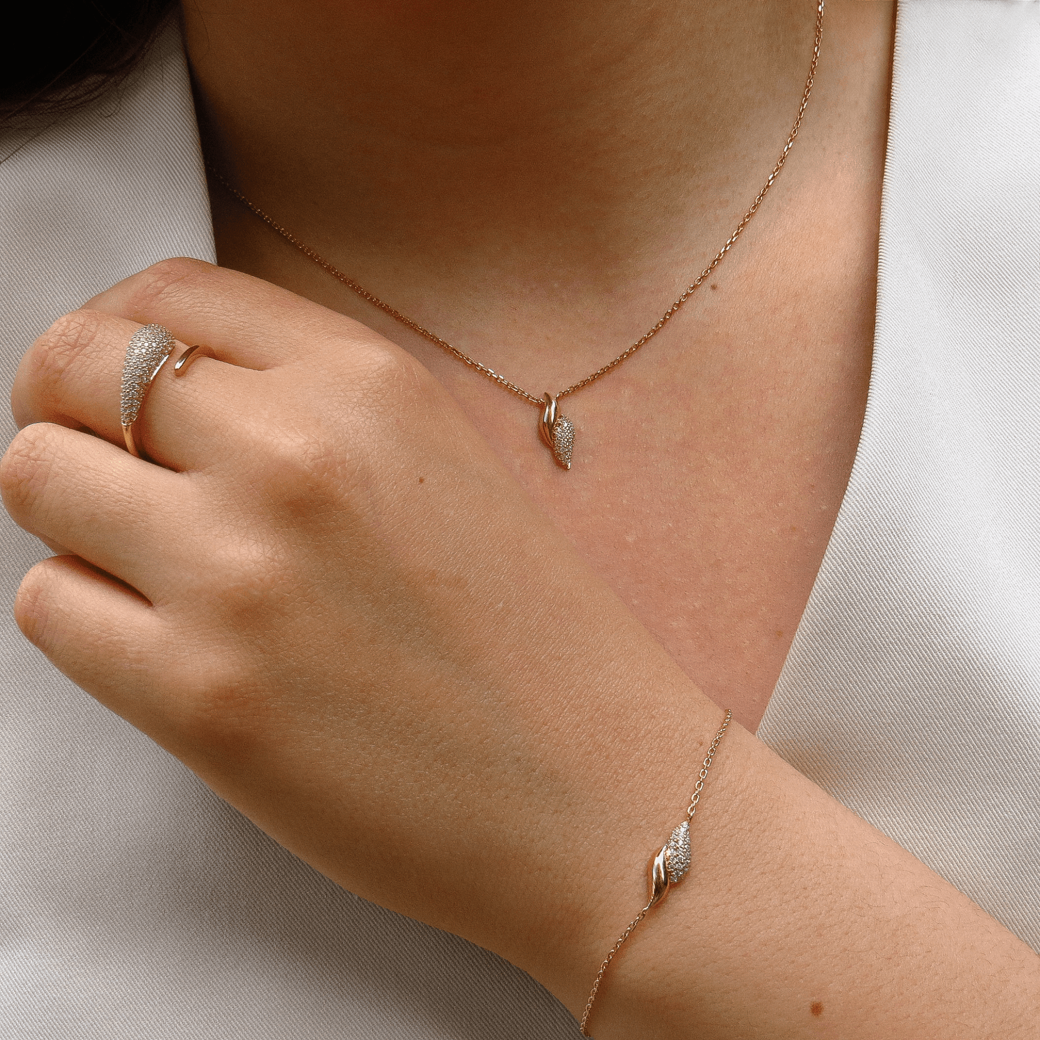 Parure complète avec collier imperium, bague et bracelet en plaqué or 18 carats au design moderne