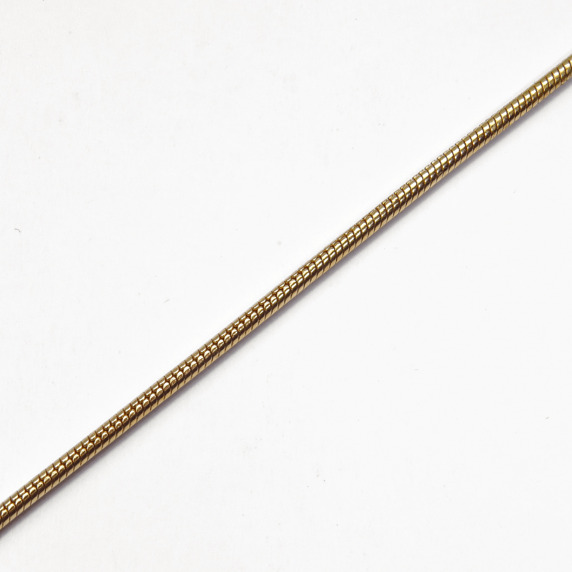 bracelet maille serpent en plaqué or 18 carats bijou fin souple à maille dense