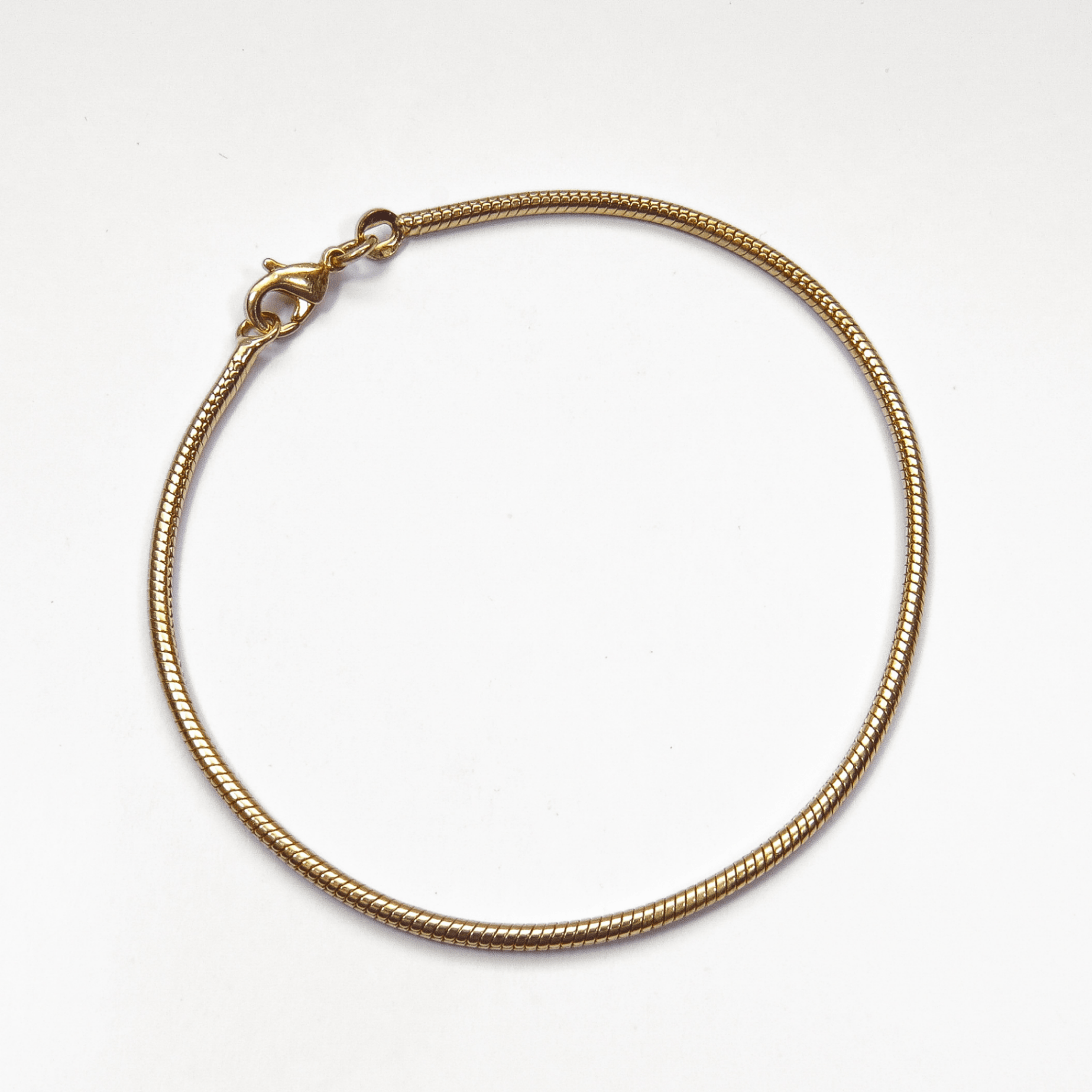 bracelet en plaqué or maille serpent circulaire avec fermoir mousqueton