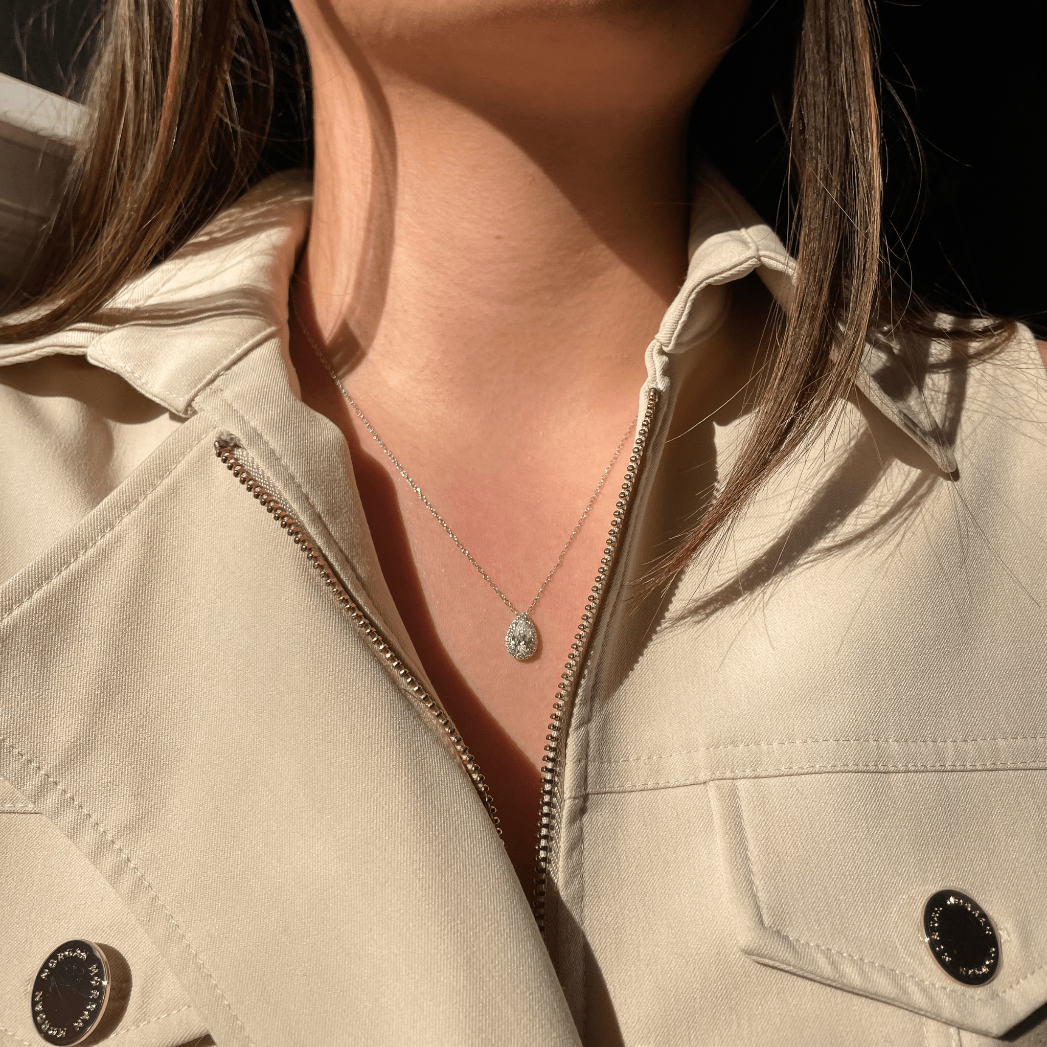 Collier en argent 925 avec pendentif ovale serti d’oxydes de zirconium, porté en lumière naturelle