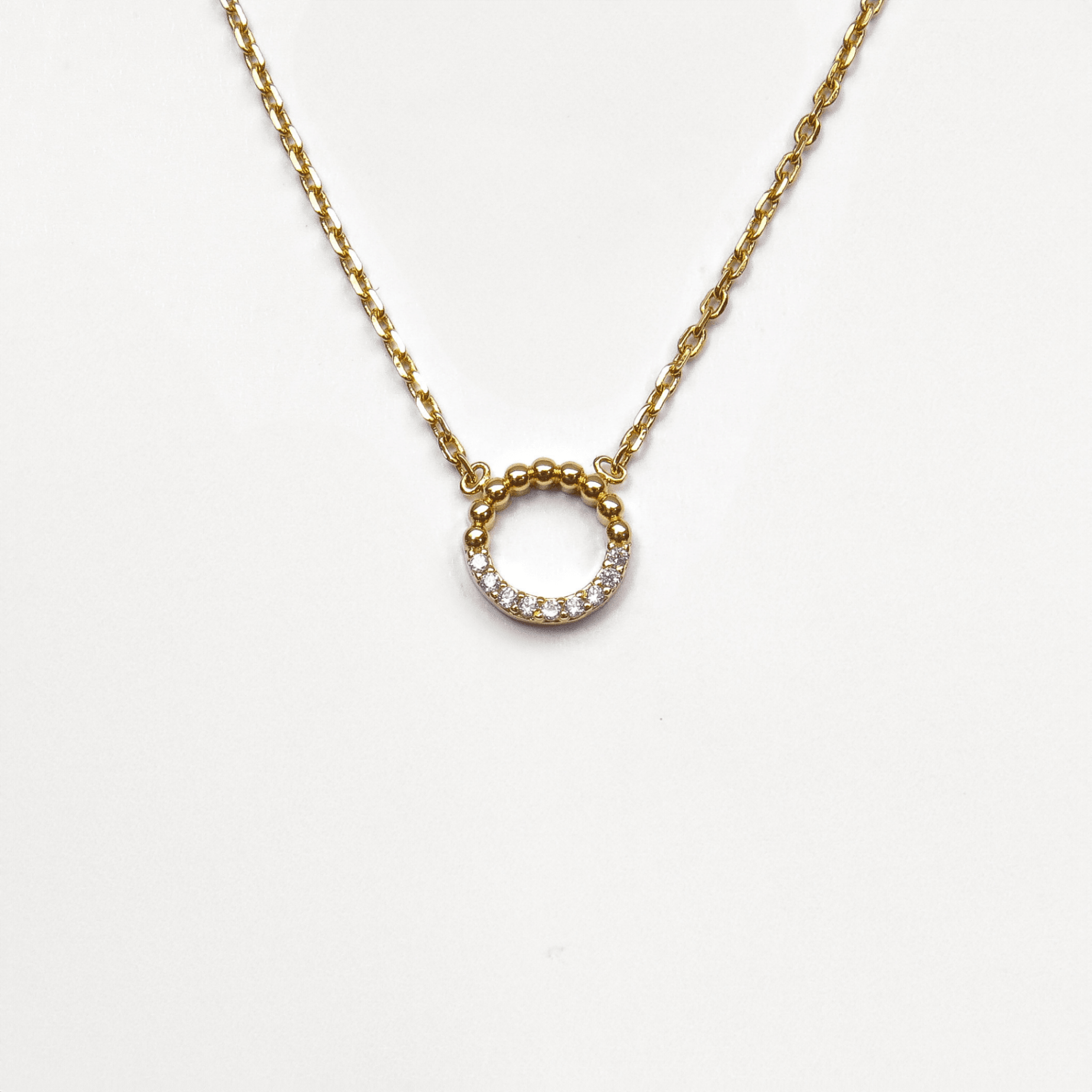 collier en plaqué or 18 carats avec cercle perlé et demi-cercle serti d’oxydes de zirconium blancs