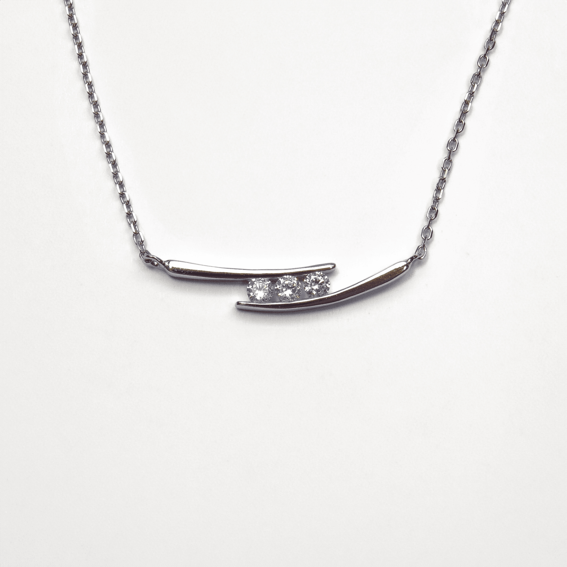 collier femme en argent 925 avec trois oxydes de zirconium sertis dans un motif moderne