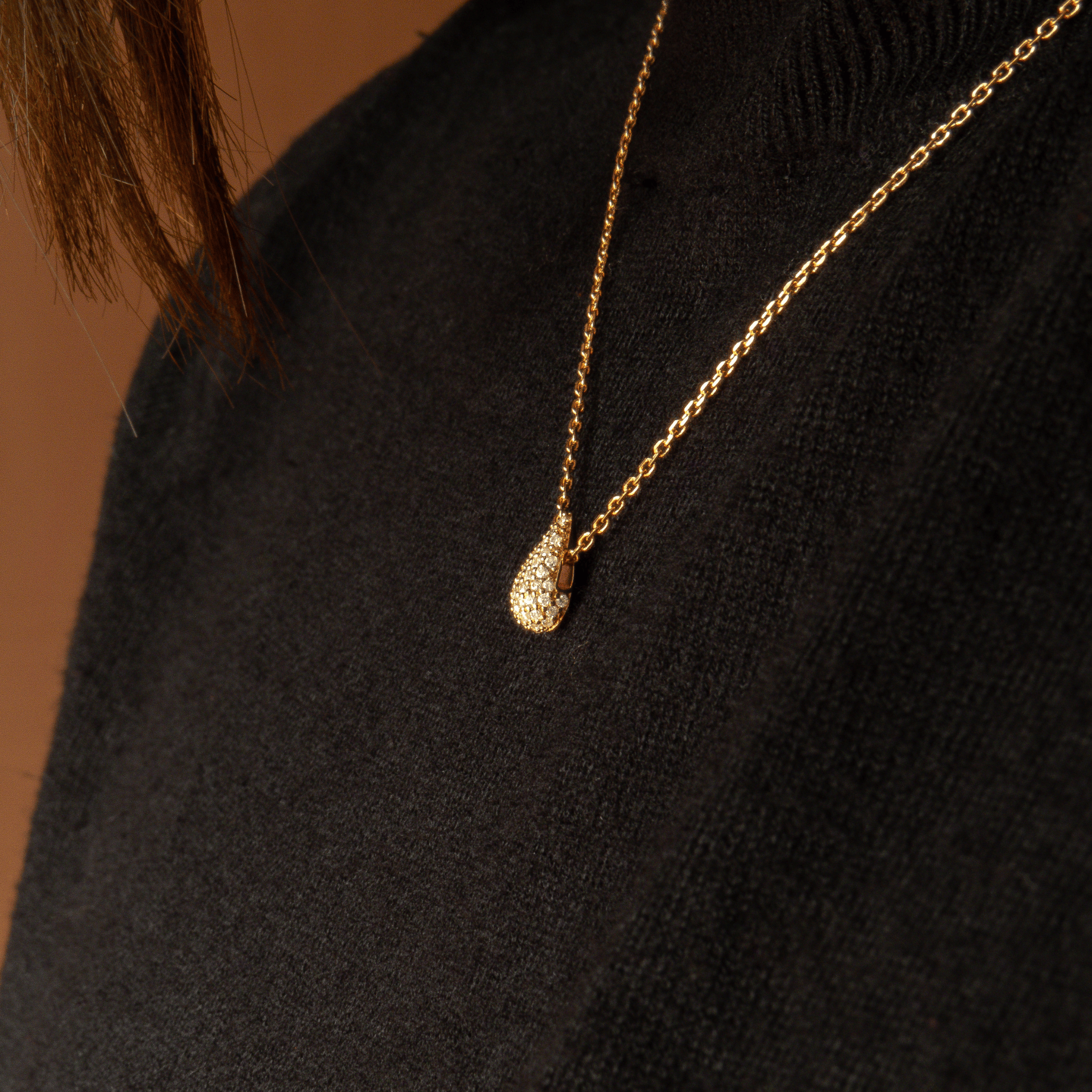 collier en plaqué or 18 carats pendentif goutte pavé oxydes de zirconium blancs