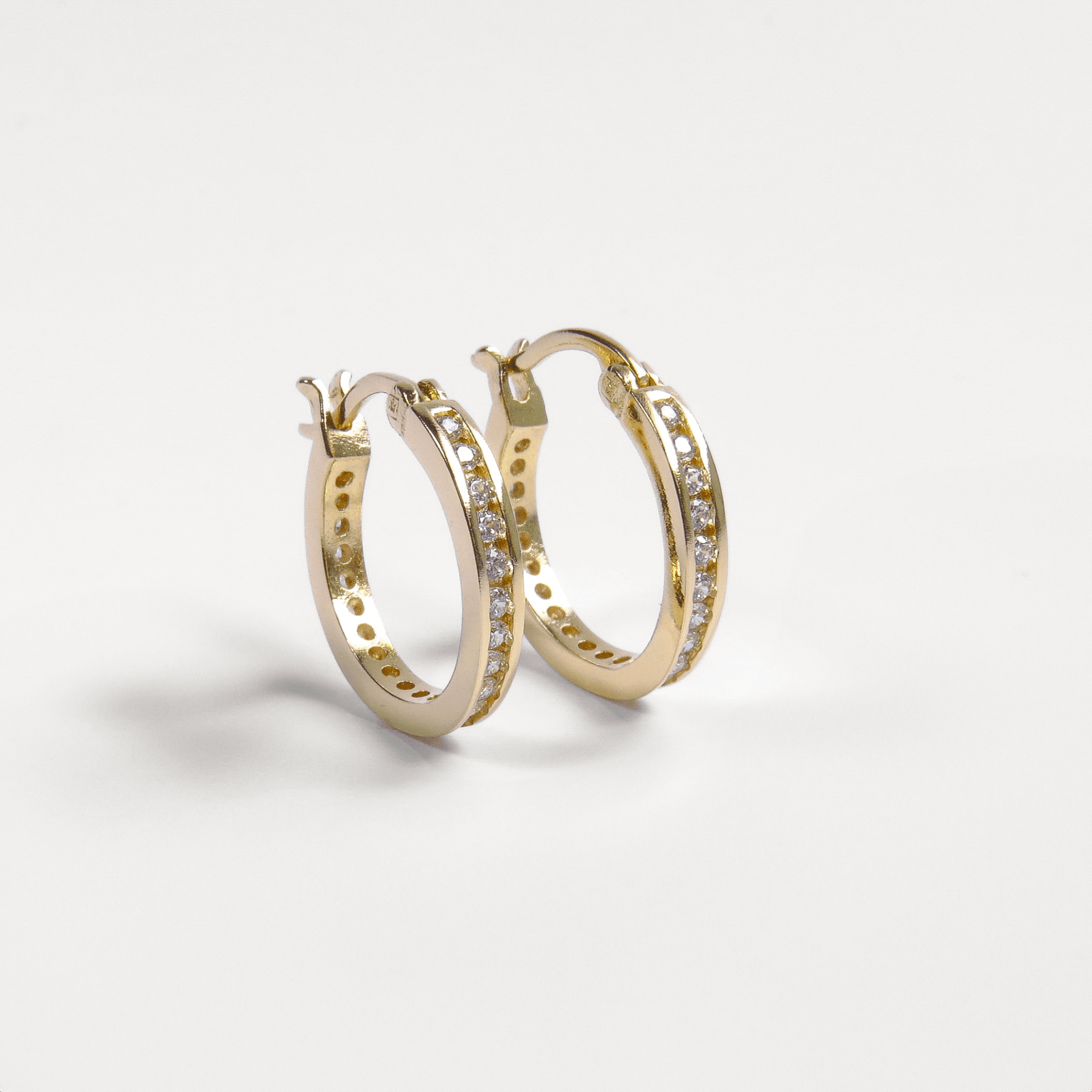 Boucles d’oreilles créoles fines en plaqué or 18 carats avec oxydes de zirconium sertis