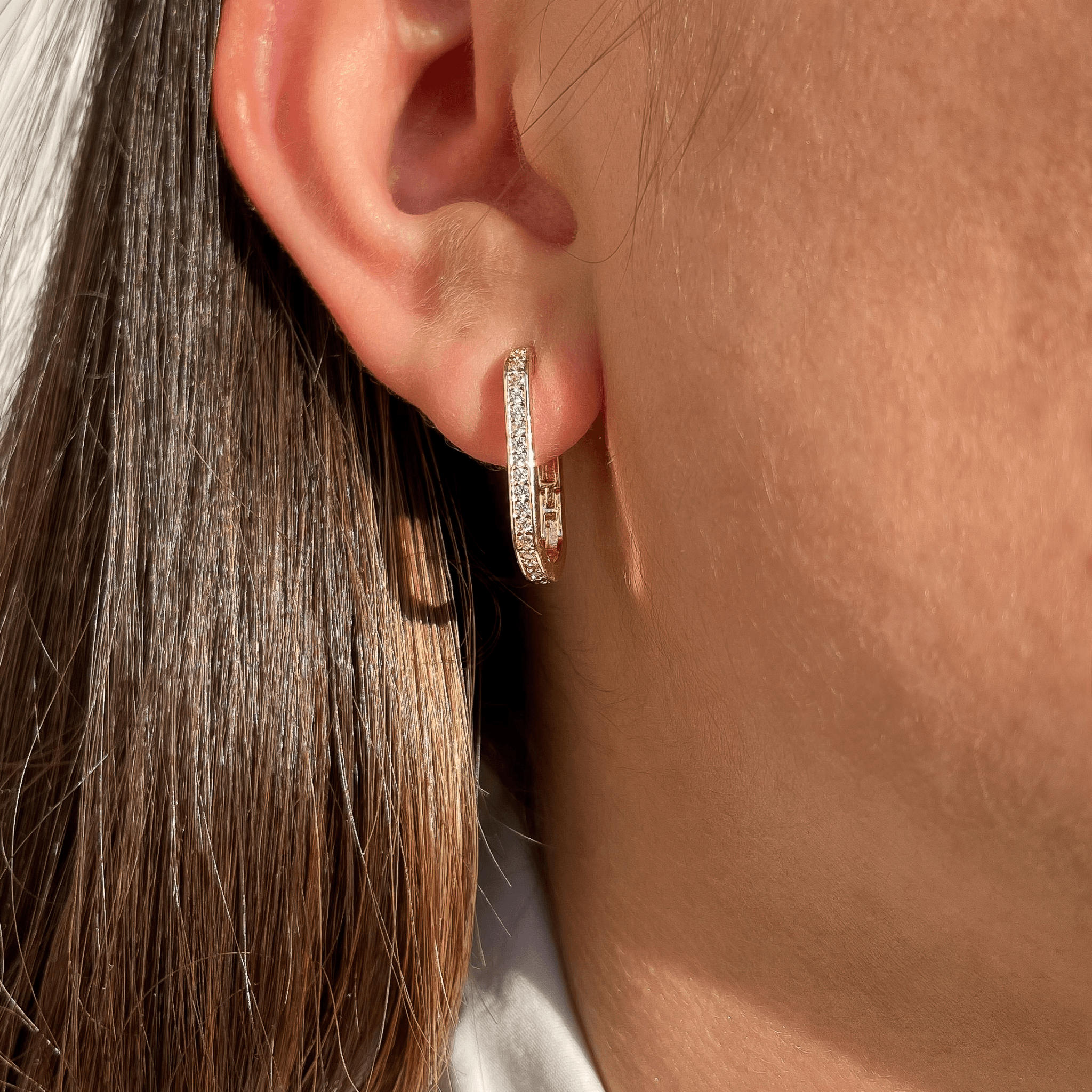 boucles d’oreilles pendantes rectangulaires en plaqué or 18 carats serties d’oxydes de zirconium