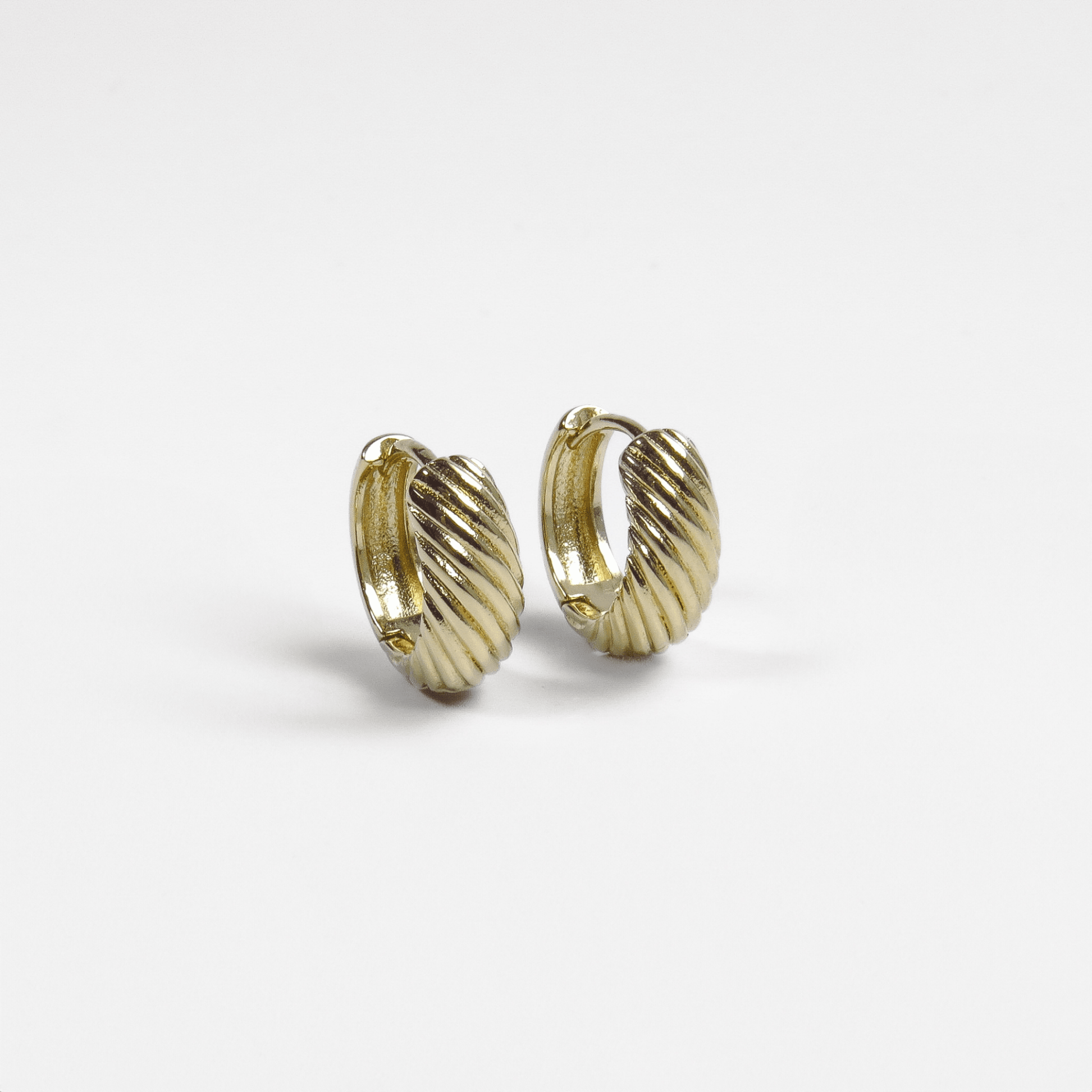 boucles d’oreilles créoles en plaqué or 18 carats à texture rainurée et forme bombée