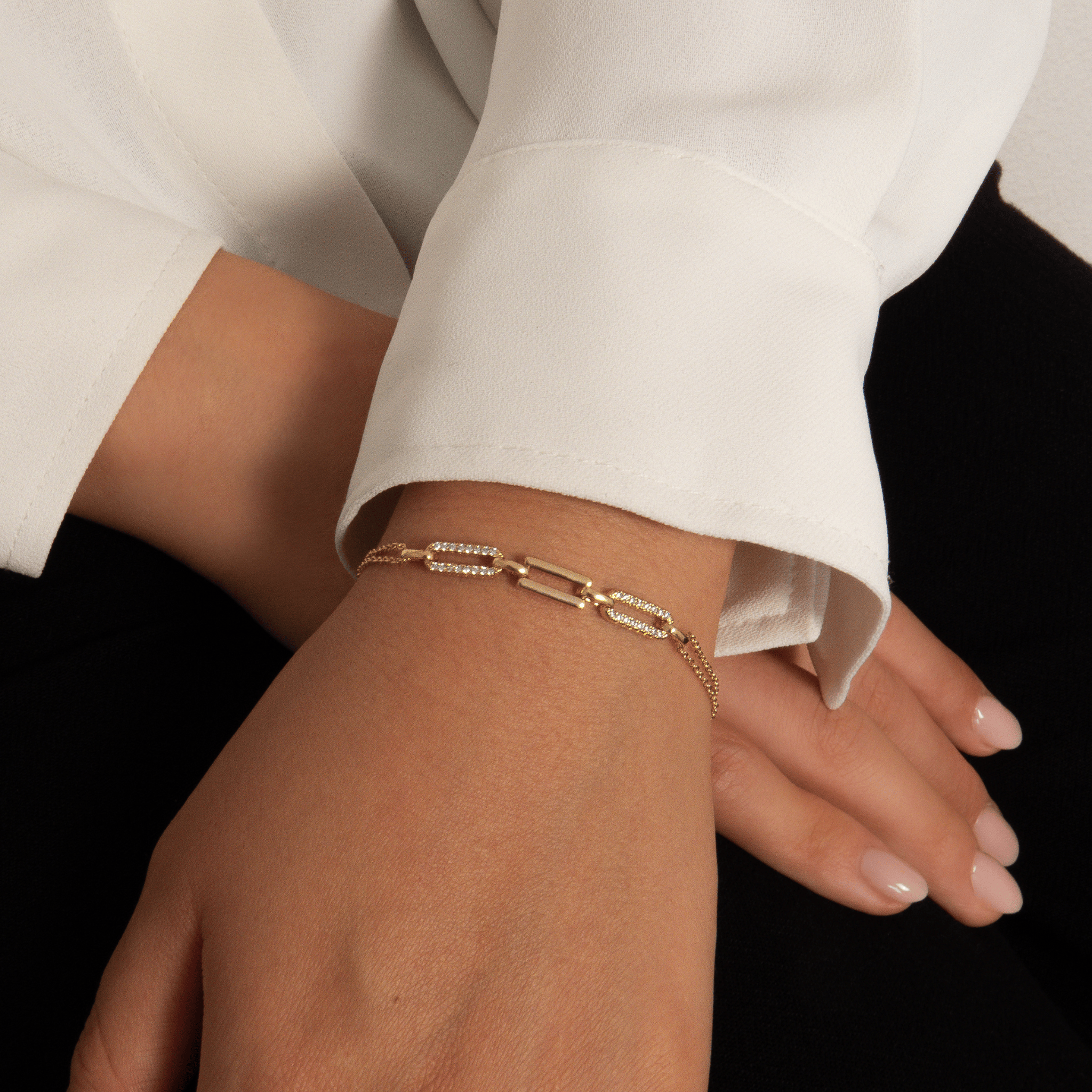 bracelet en plaqué or 18 carats à maillons rectangulaires ornés d'oxydes de zirconium