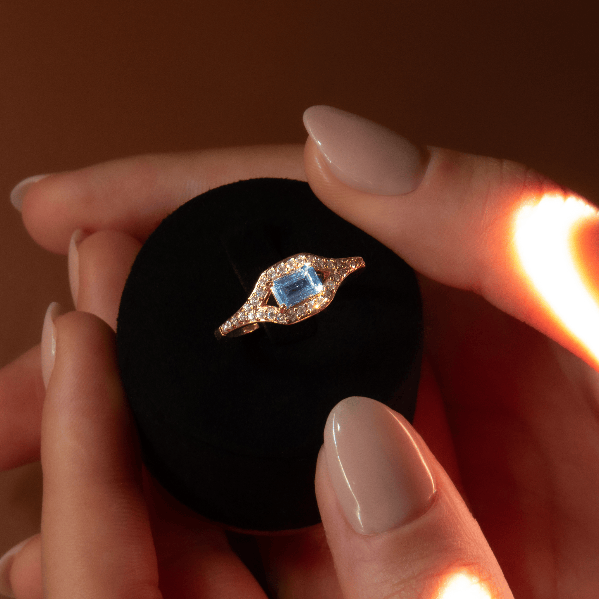 bague en plaqué or 18 carats avec oxyde de zirconium bleu rectangulaire et pavage d’oxydes de zirconium blancs