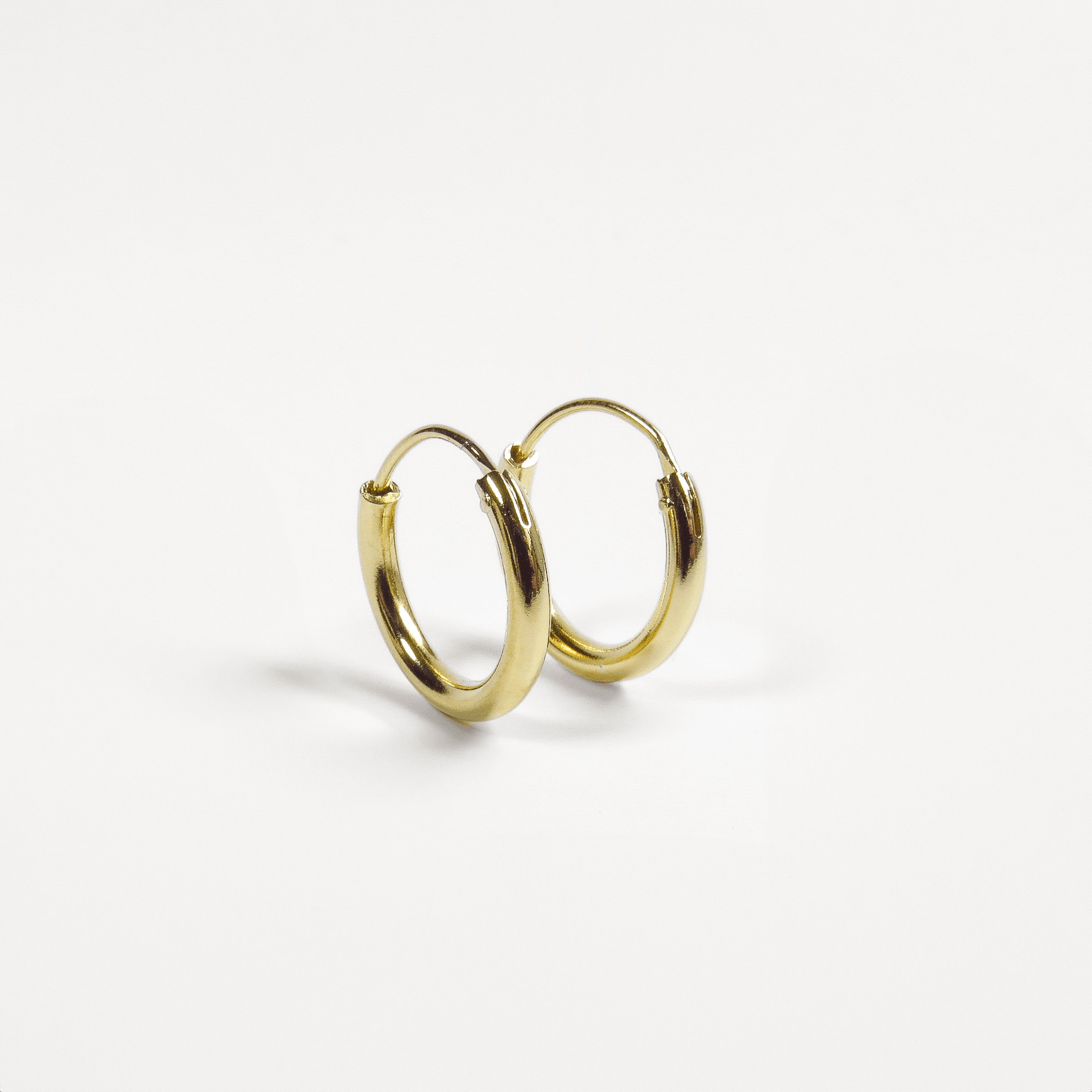 boucles d’oreilles créoles en plaqué or 18 carats avec fermoir à charnière, design lisse et arrondi