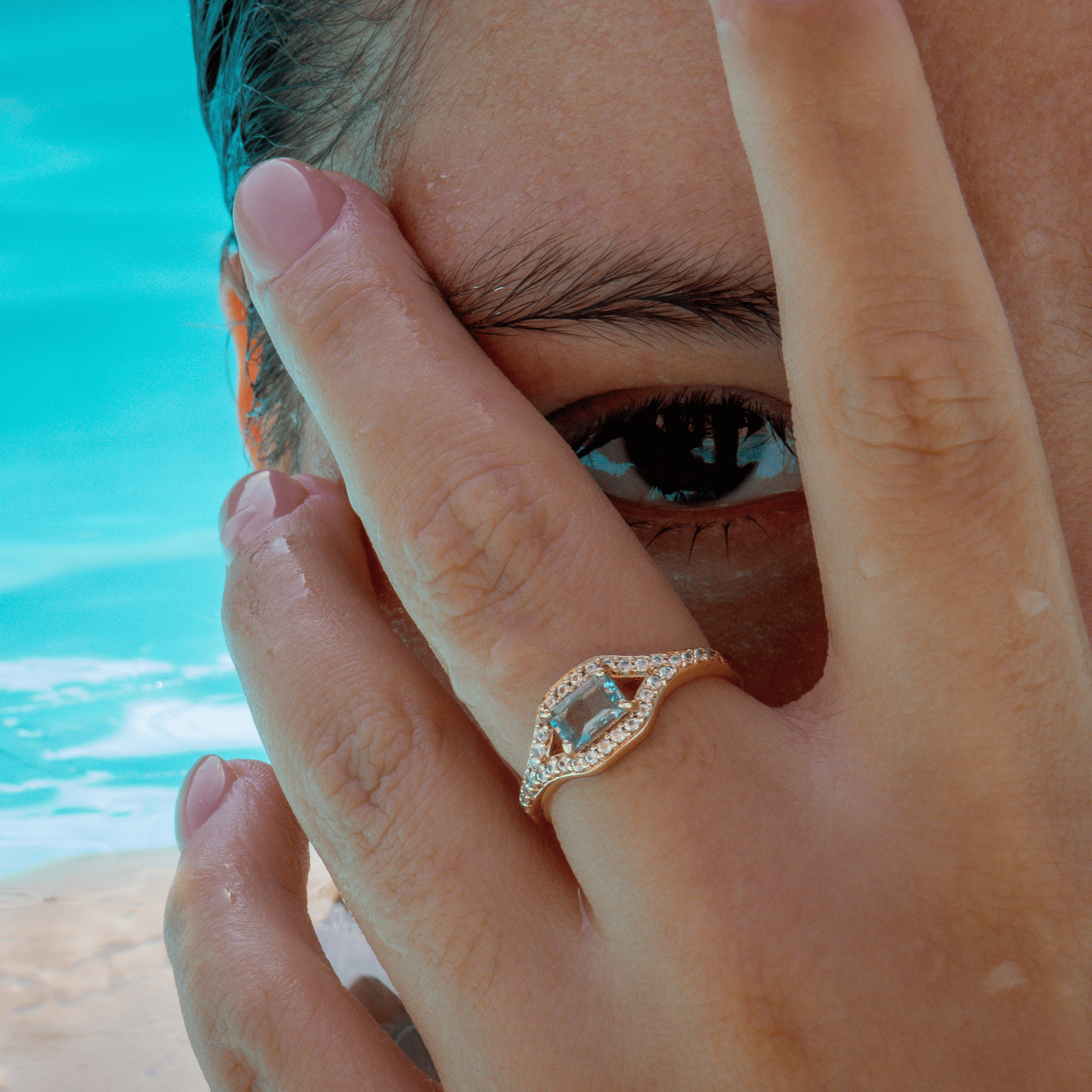 bague en plaqué or 18 carats avec oxydes de zirconium et pierre rectangulaire bleue sertie