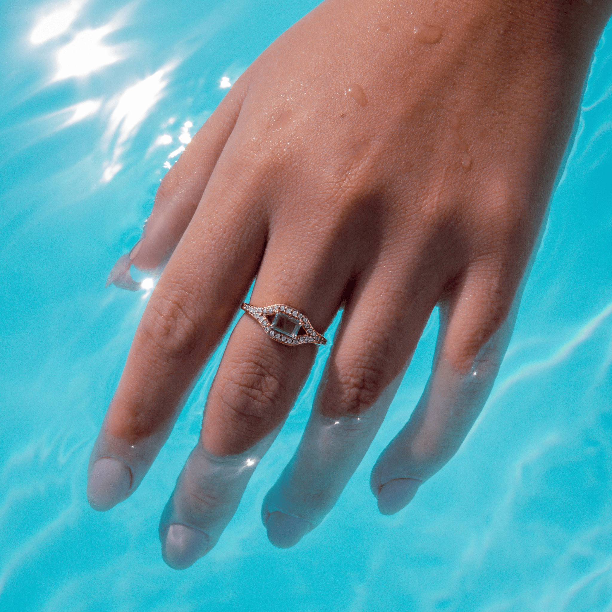 bague plaqué or 18 carats avec oxydes de zirconium et pierre bleue rectangulaire sertie sur anneau ajouré