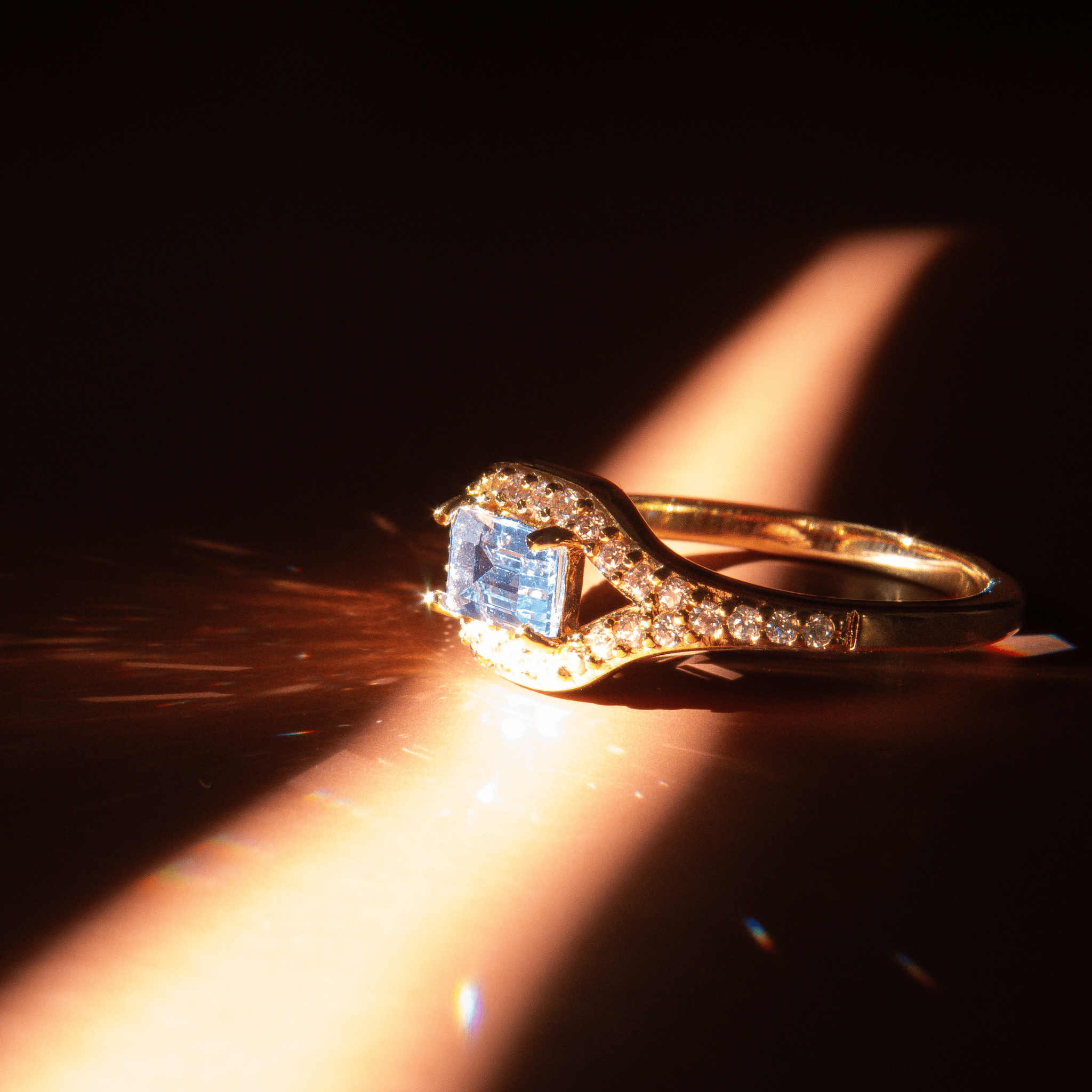 bague plaqué or 18 carats avec pierre rectangulaire bleue sertie et oxydes de zirconium sur anneau lumineux