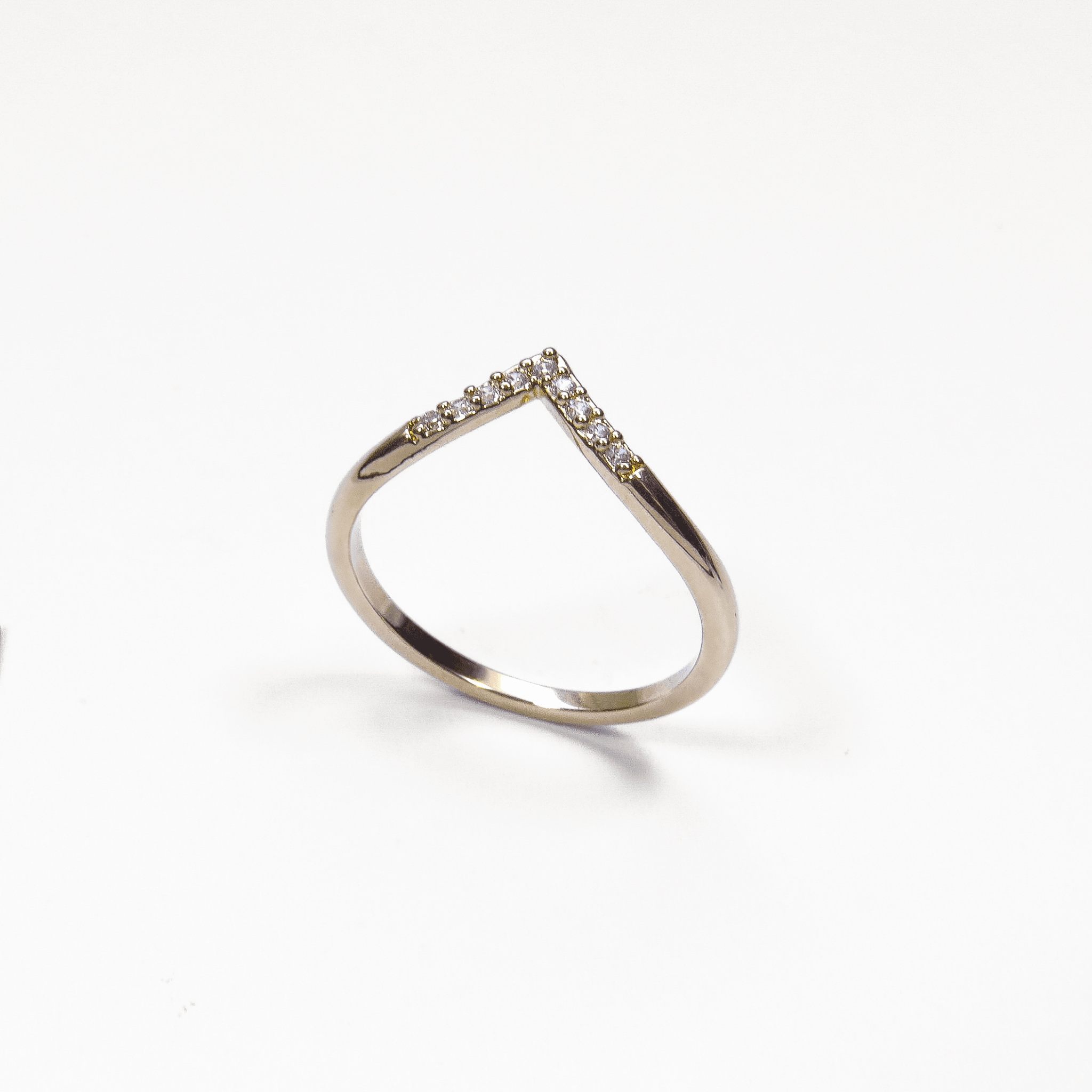 bague en plaqué or 18 carats avec oxydes de zirconium blancs et design en V