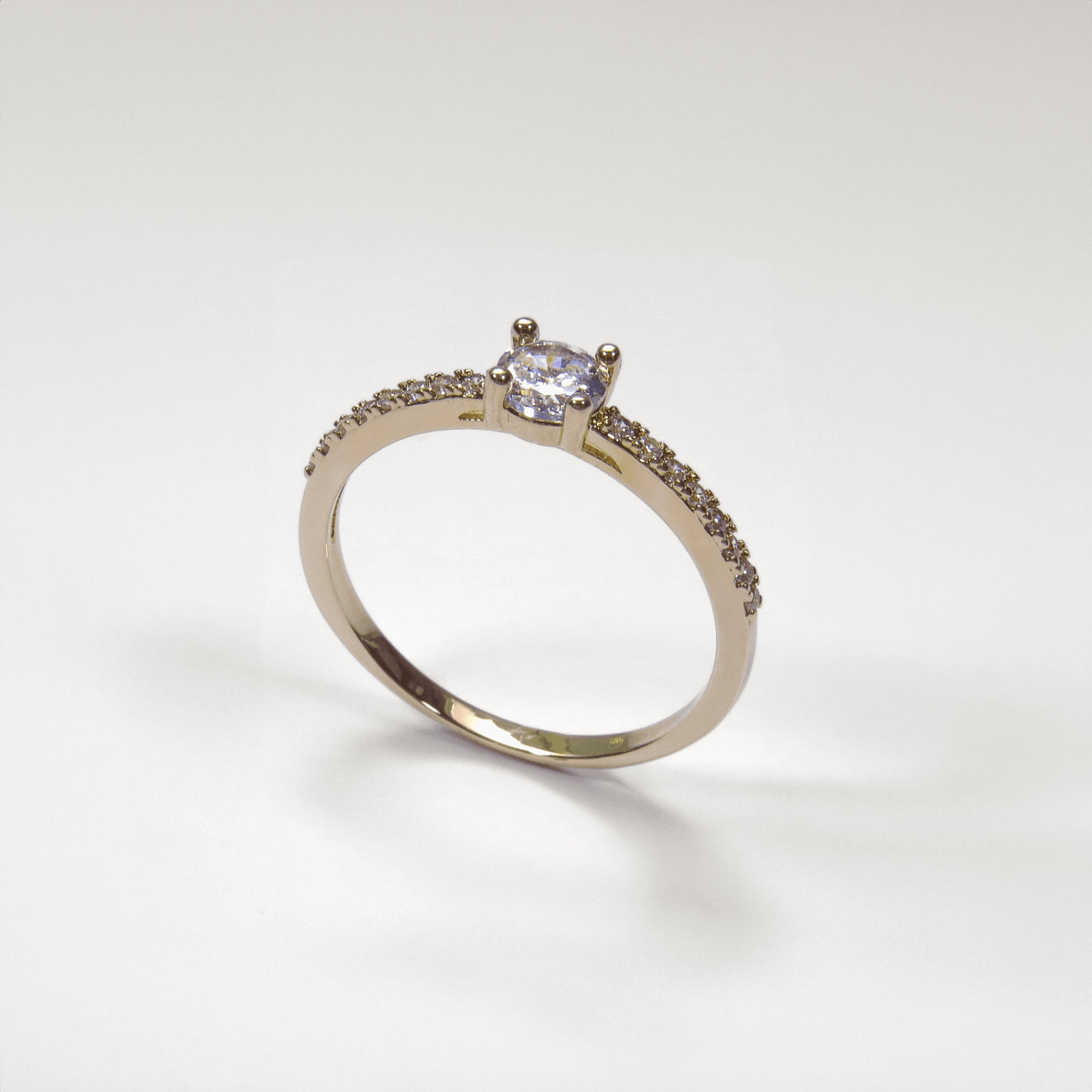 bague solitaire en plaqué or 18 carats avec oxydes de zirconium sertis sur l’anneau et pierre centrale ronde