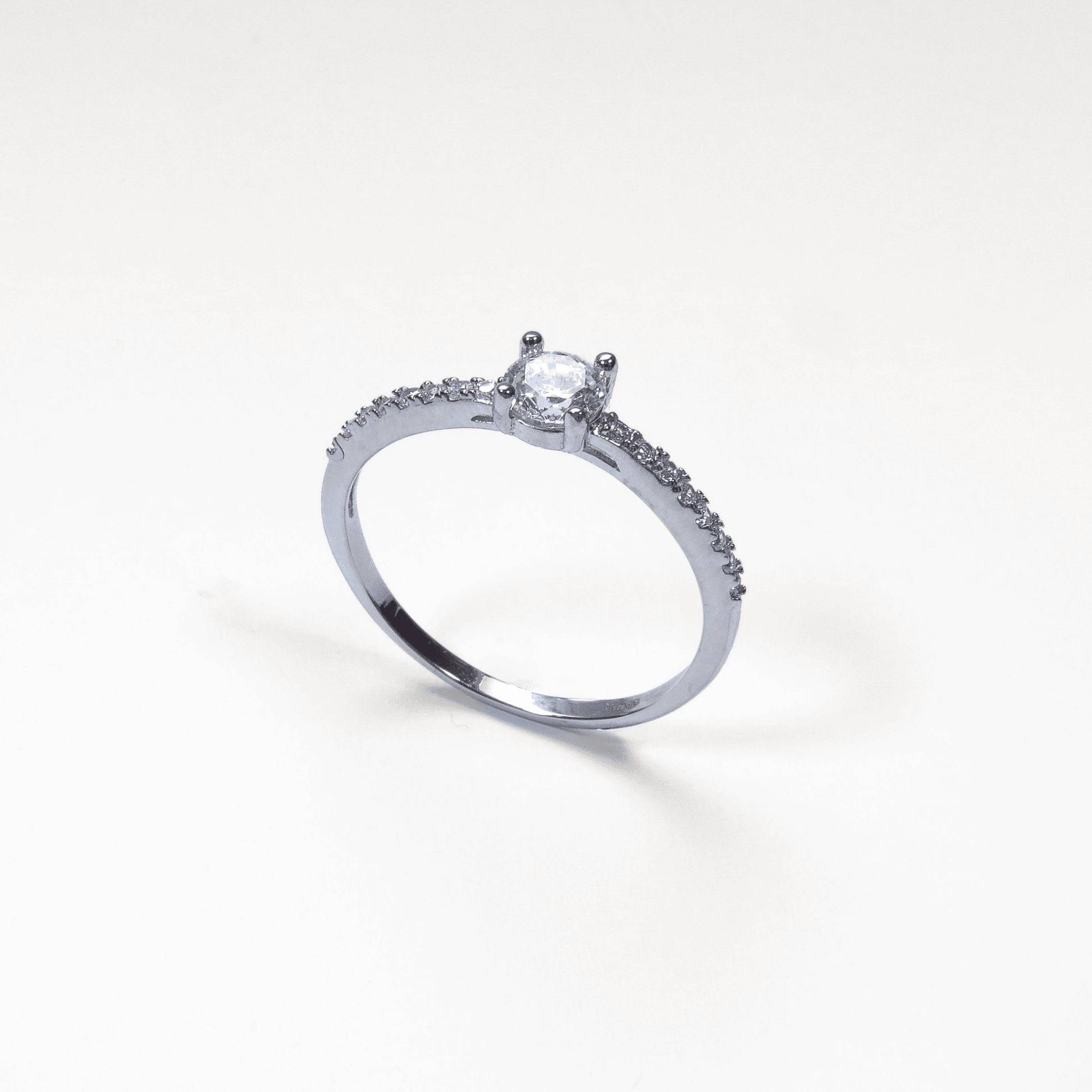 bague solitaire en argent 925 avec oxydes de zirconium sertis sur l’anneau et pierre centrale ronde