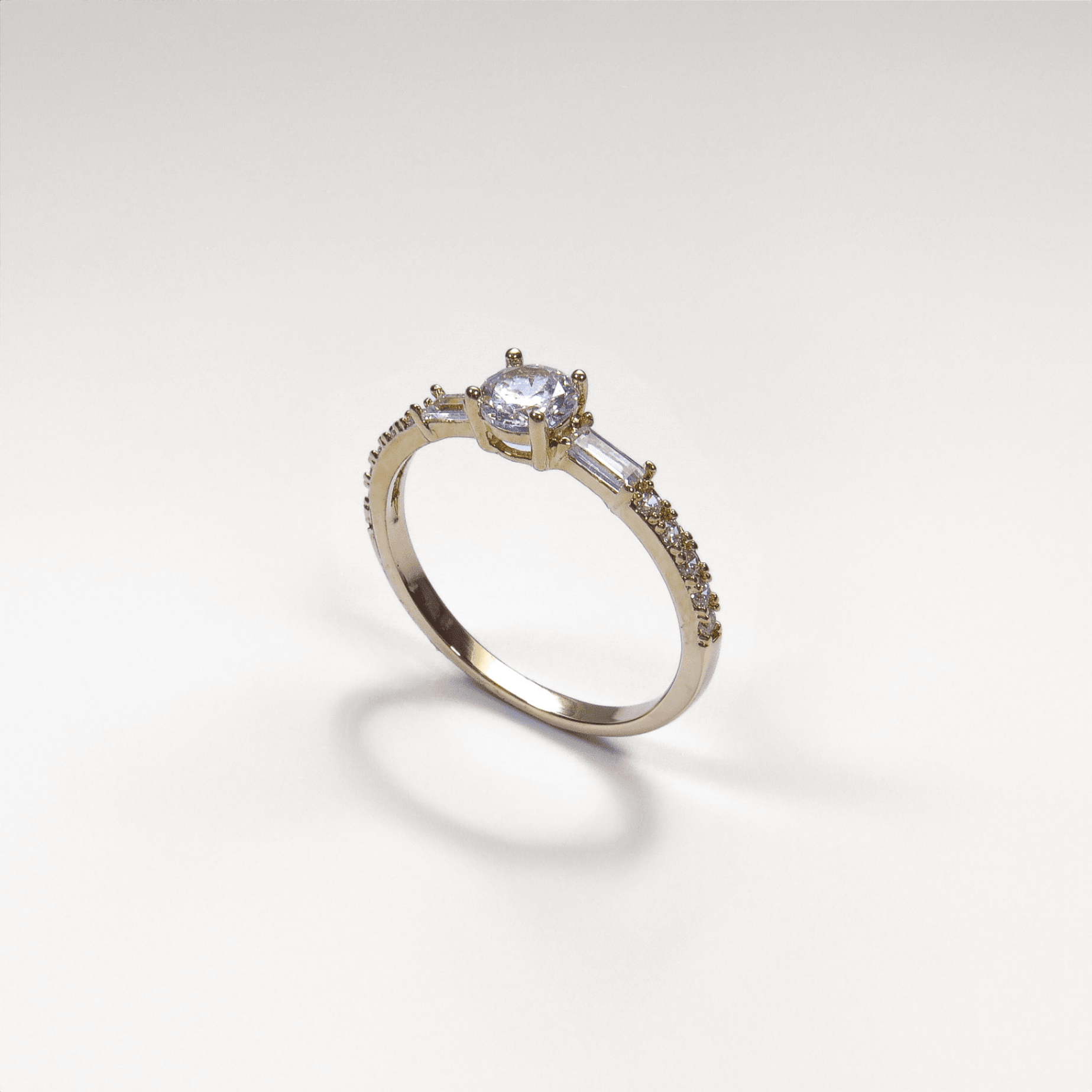 bague solitaire en plaqué or 18 carats avec oxydes de zirconium blancs ronds et baguettes