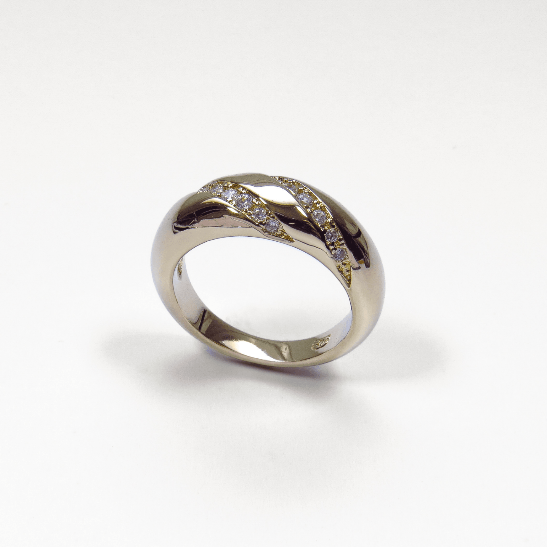 bague en plaqué or 18 carats à anneau bombé avec oxydes de zirconium blancs sertis en vague