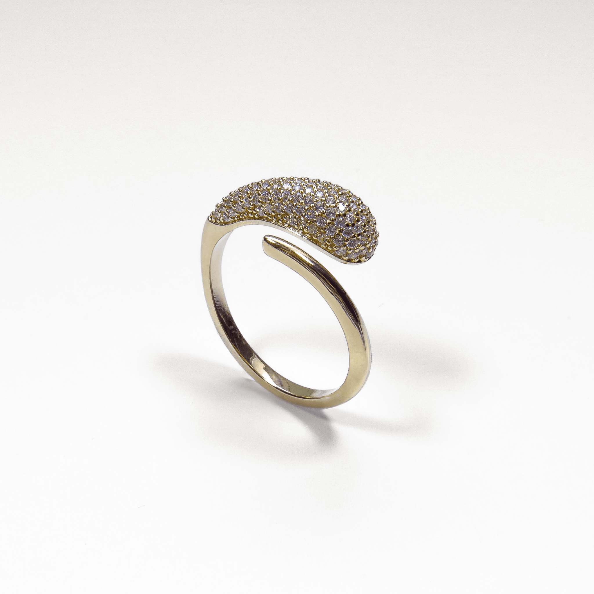 bague moderne en plaqué or avec oxydes de zirconium blancs sur fond blanc