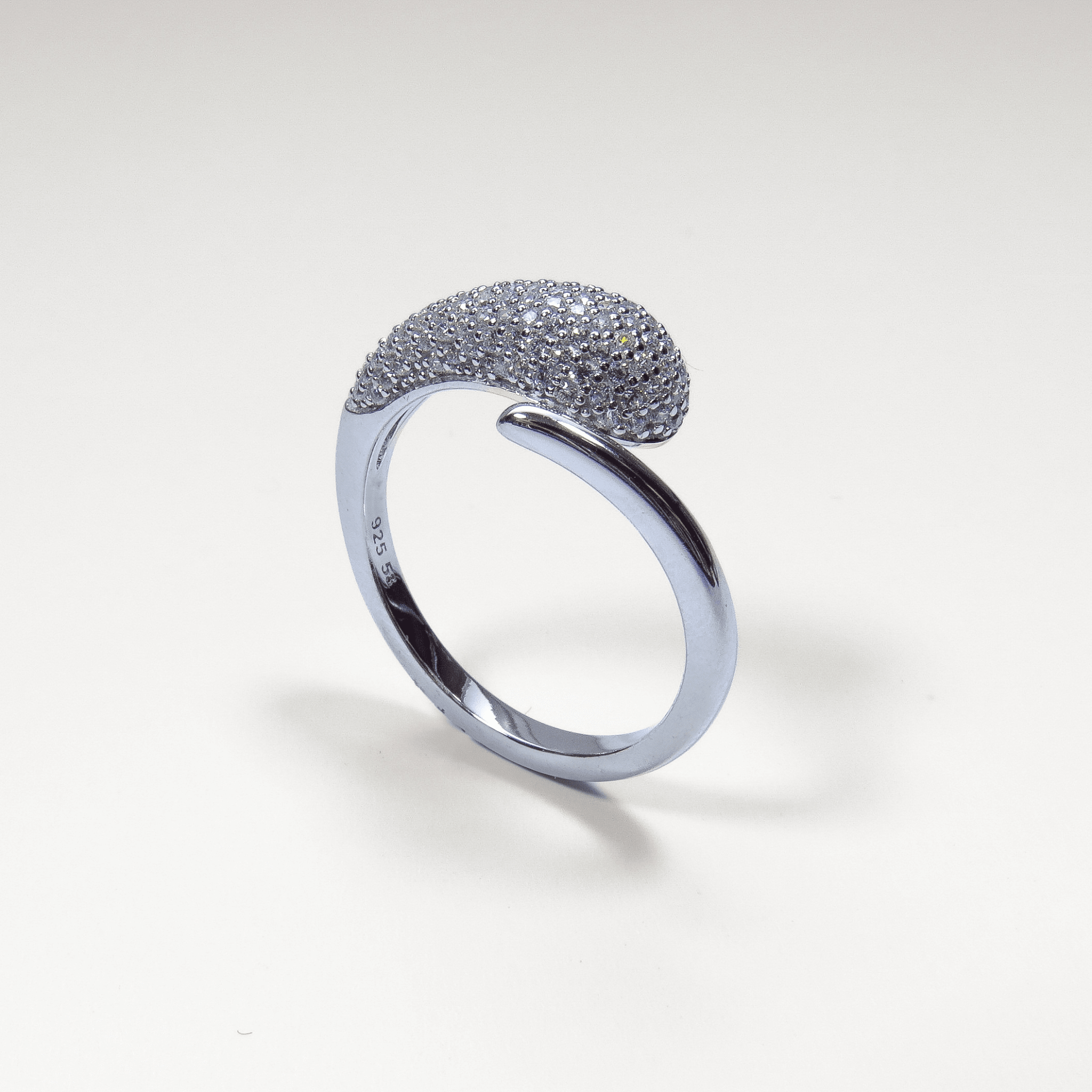 bague moderne en argent 925 avec oxydes de zirconium blancs sur fond blanc