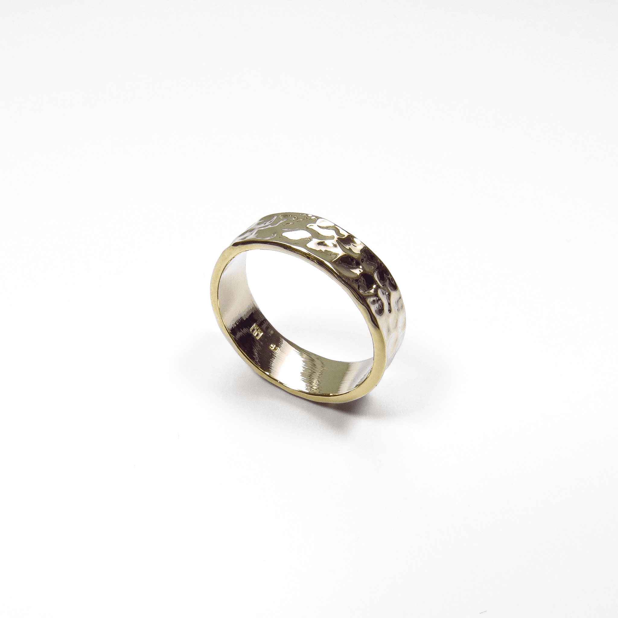 bague martelée en plaqué or 18 carats au design texturé sur fond blanc