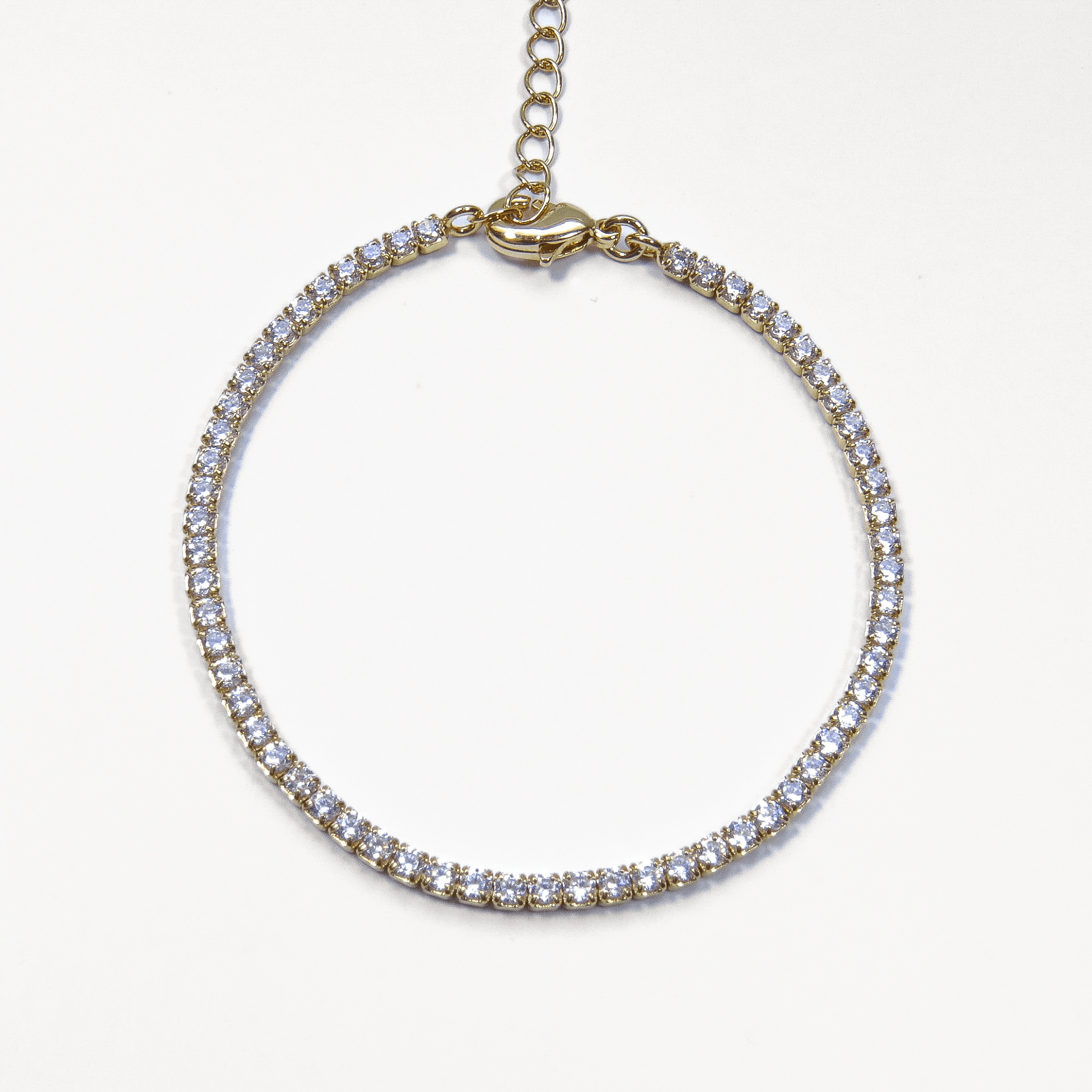 bracelet tennis en plaqué or 18 carats avec oxydes de zirconium blancs sur fond blanc