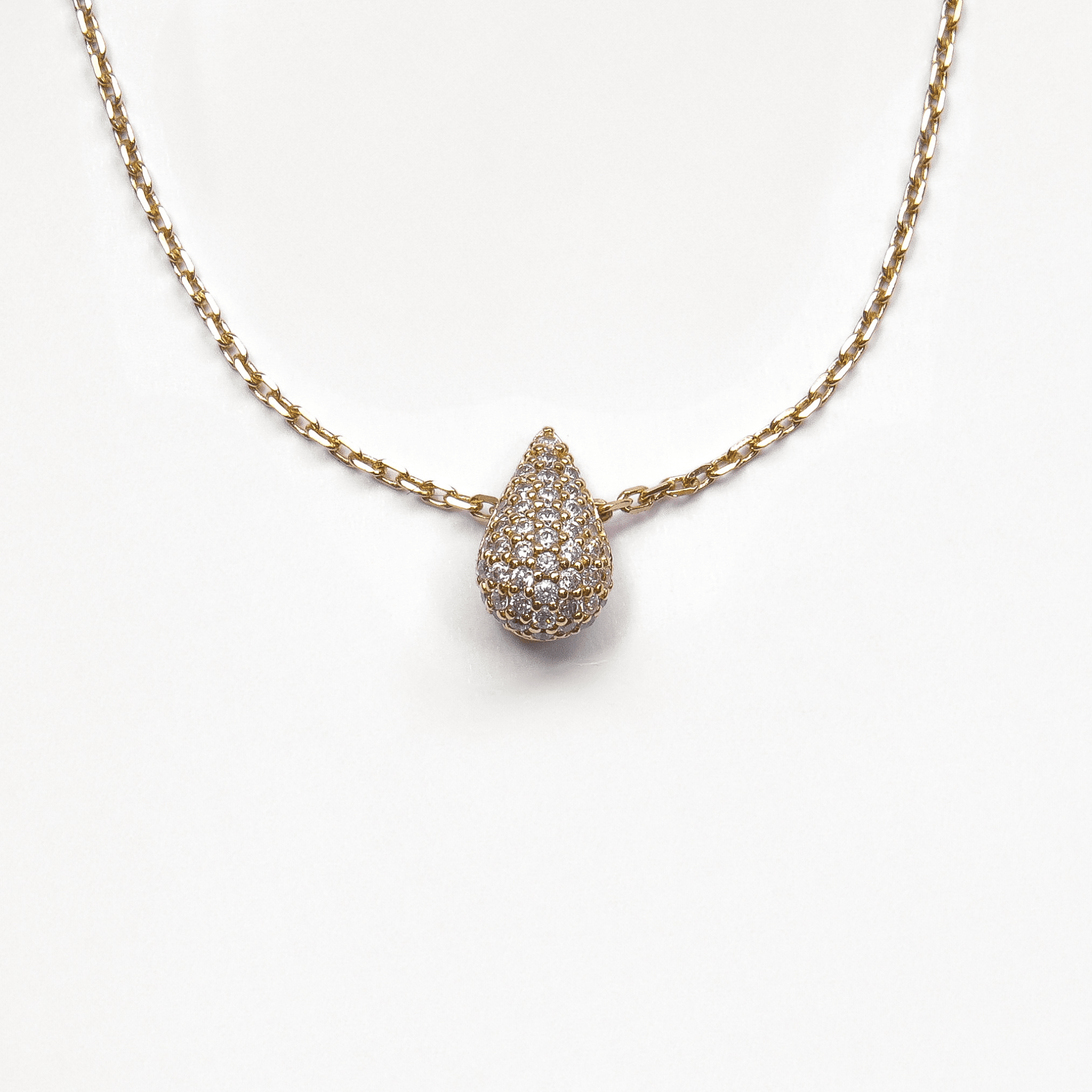 Collieren plaqué or 18 carats pendentif goutte pavé de zircons blancs sur fond blanc