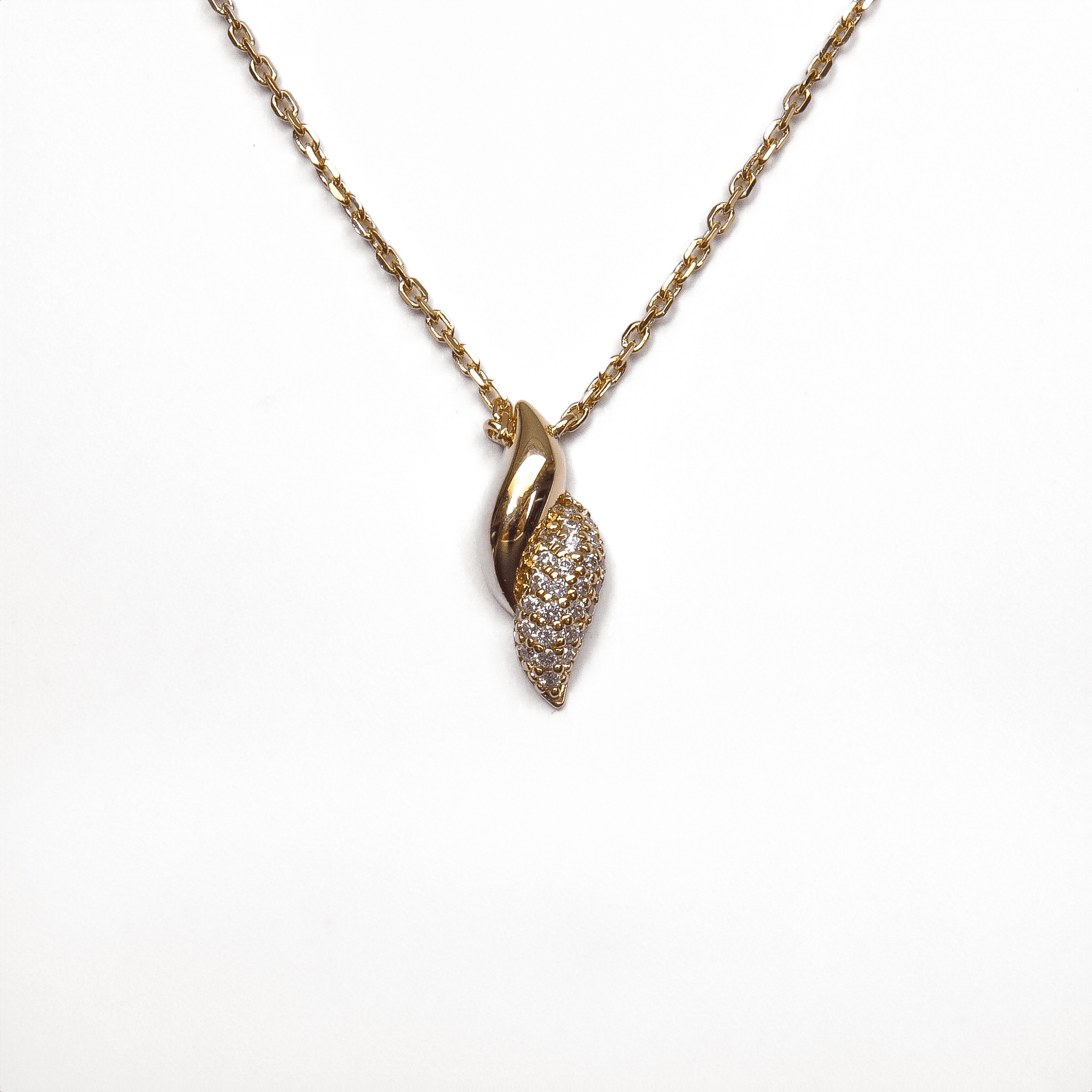 Collier en plaqué or 18 carats avec pendentif design moderne serti d’oxydes de zirconium