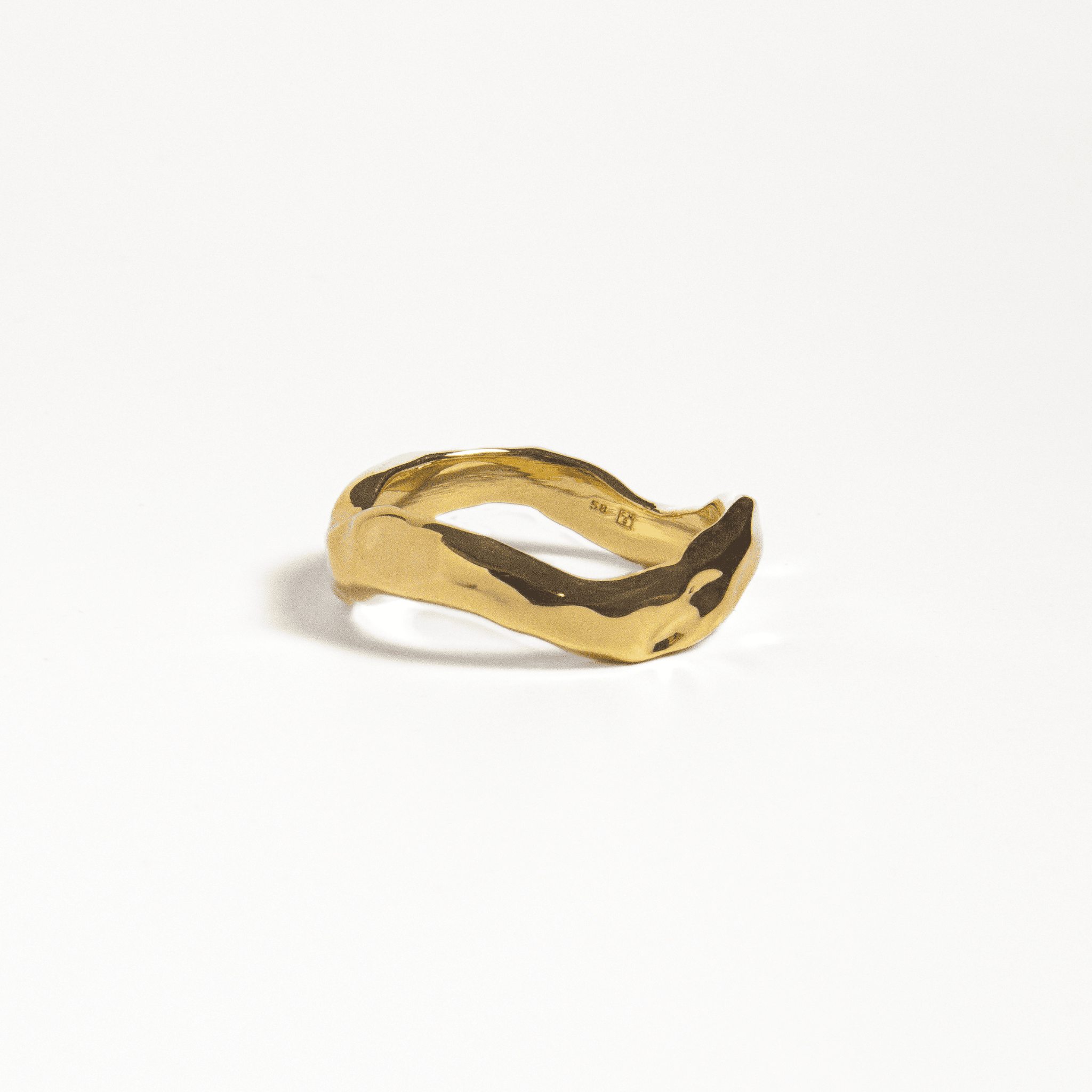 bague audace en plaqué or 18 carats design irrégulier sur fond blanc