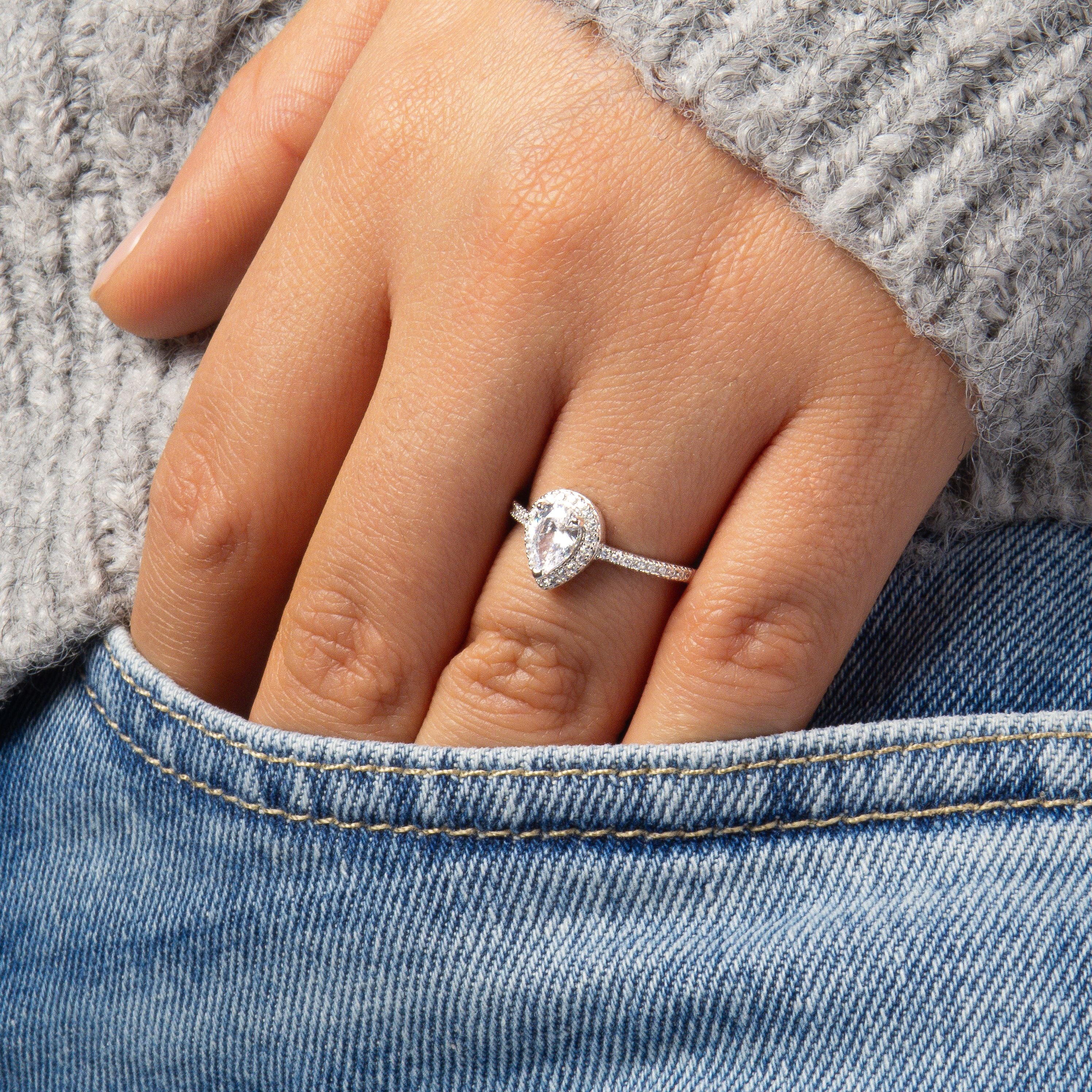 bague argent 925 solitaire forme poire avec oxydes de zirconium portée sur une main posée sur un pull gris