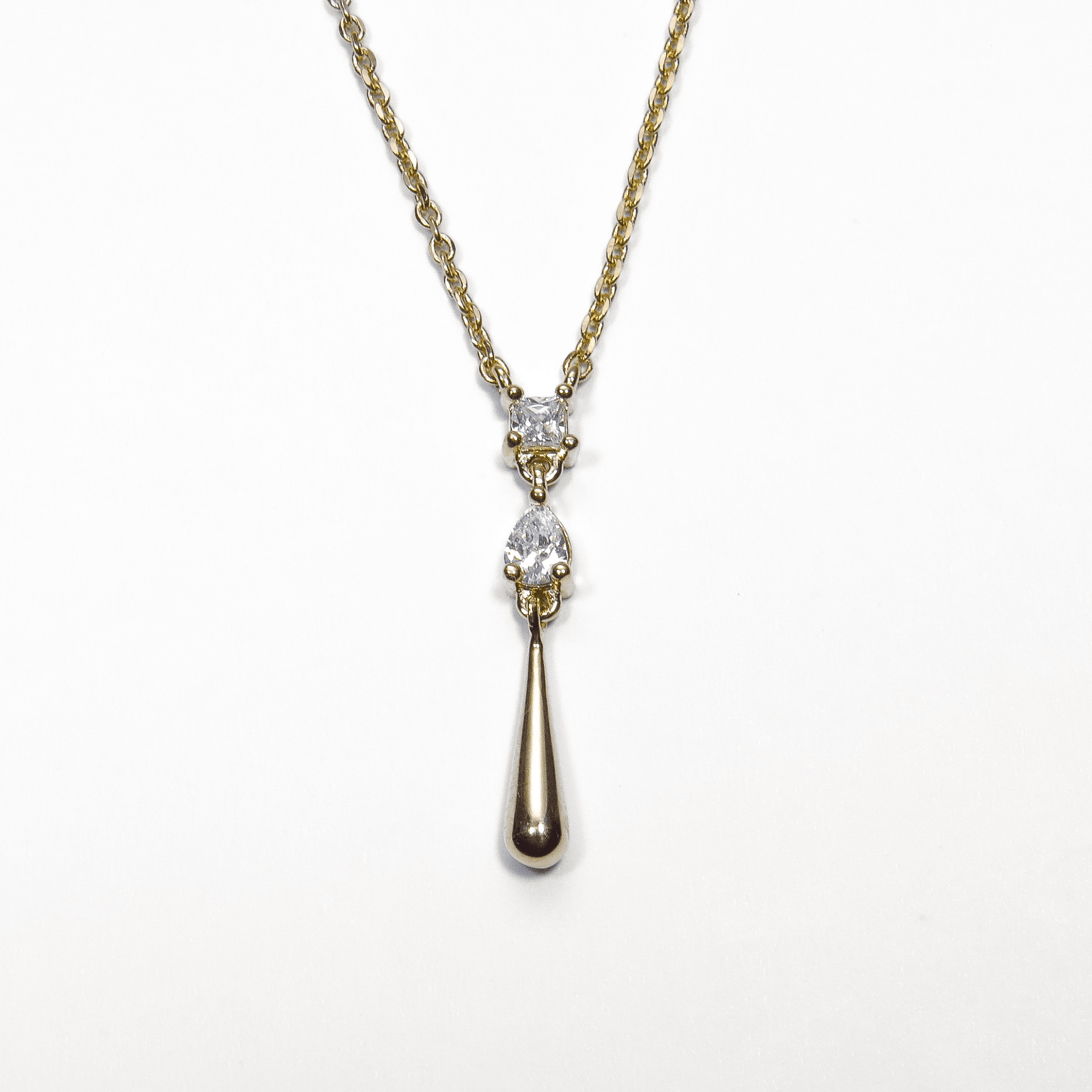 collier en plaqué or pendentif goutte avec oxydes de zirconium sur fond blanc