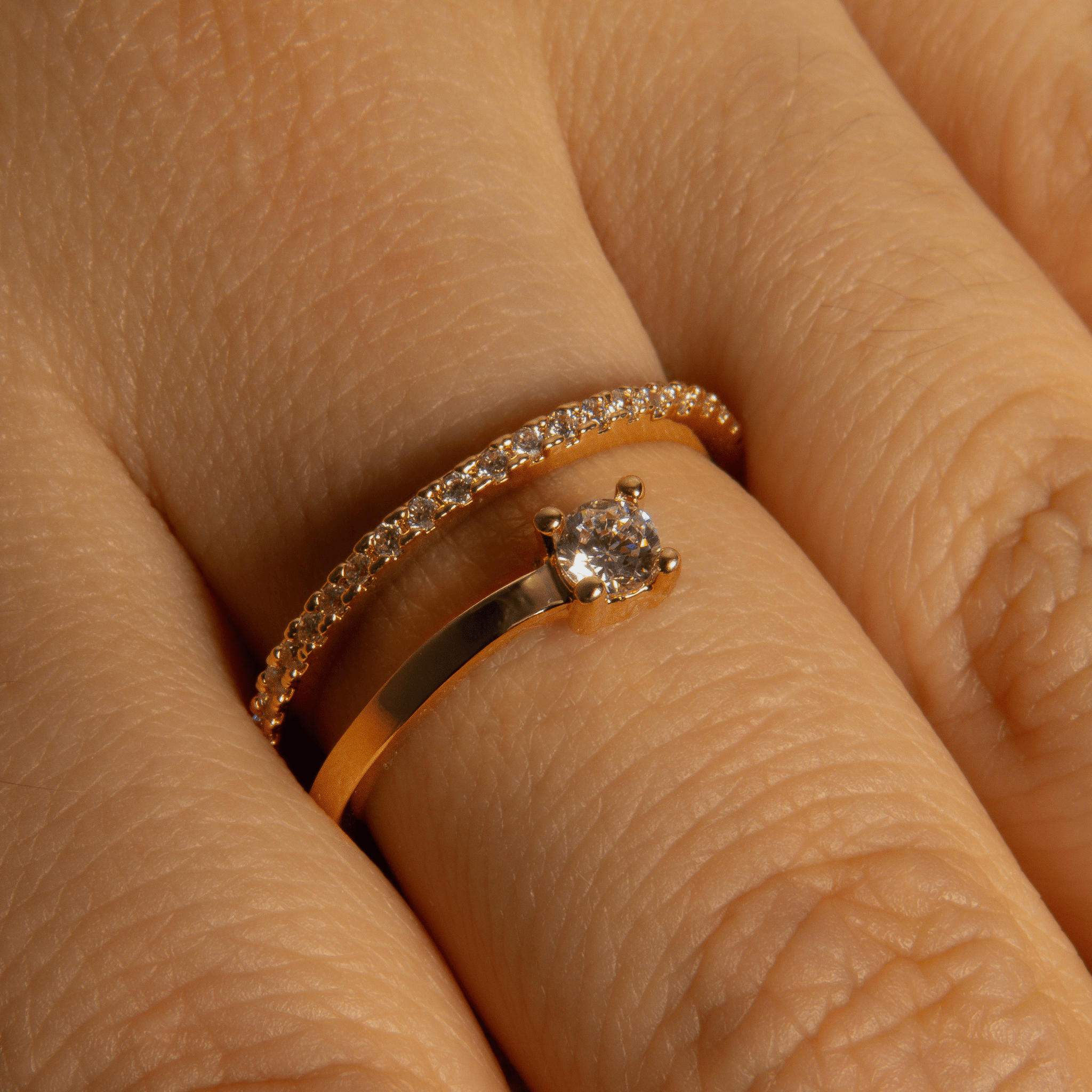 bague solitaire en plaqué or 18 carats avec oxydes de zirconium blancs ronds, serti griffe et anneau fin pavé