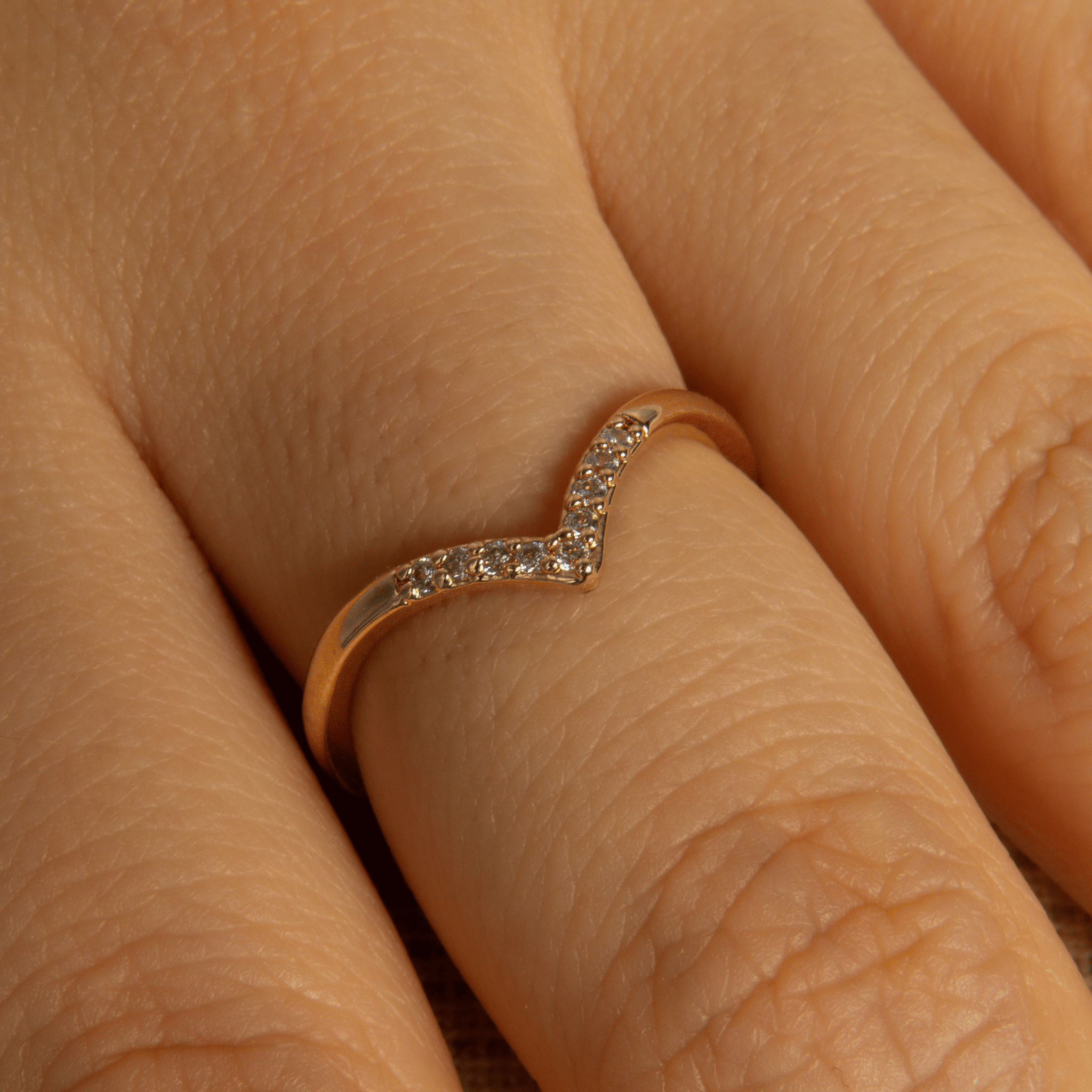bague en plaqué or 18 carats avec oxydes de zirconium blancs sertis sur anneau en forme de v