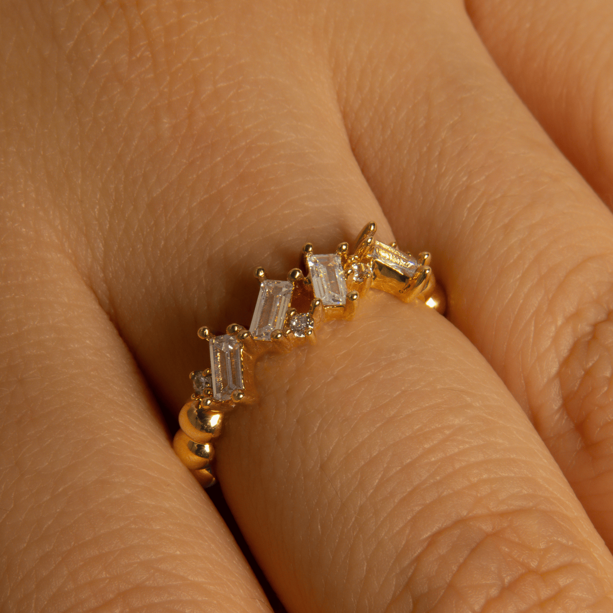 bague en plaqué or 18 carats avec oxydes de zirconium blancs ronds et baguettes en alternance