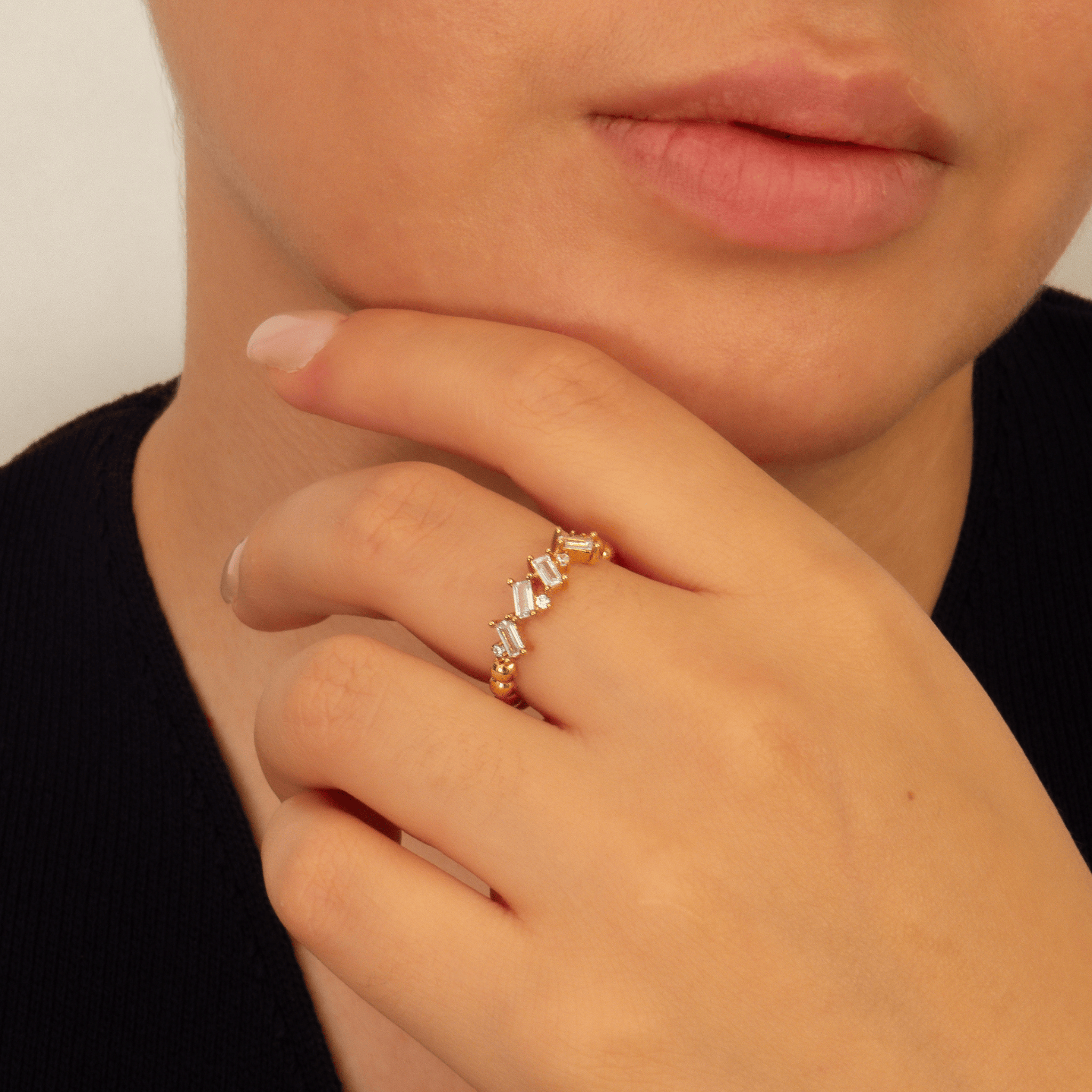 bague en plaqué or 18 carats avec oxydes de zirconium blancs ronds et baguettes en alternance