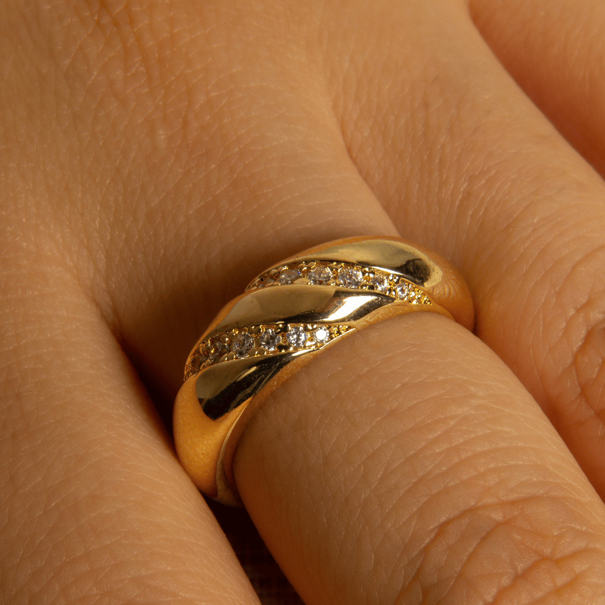 bague en plaqué or 18 carats avec oxydes de zirconium blancs ronds sertis sur deux bandes entrelacées