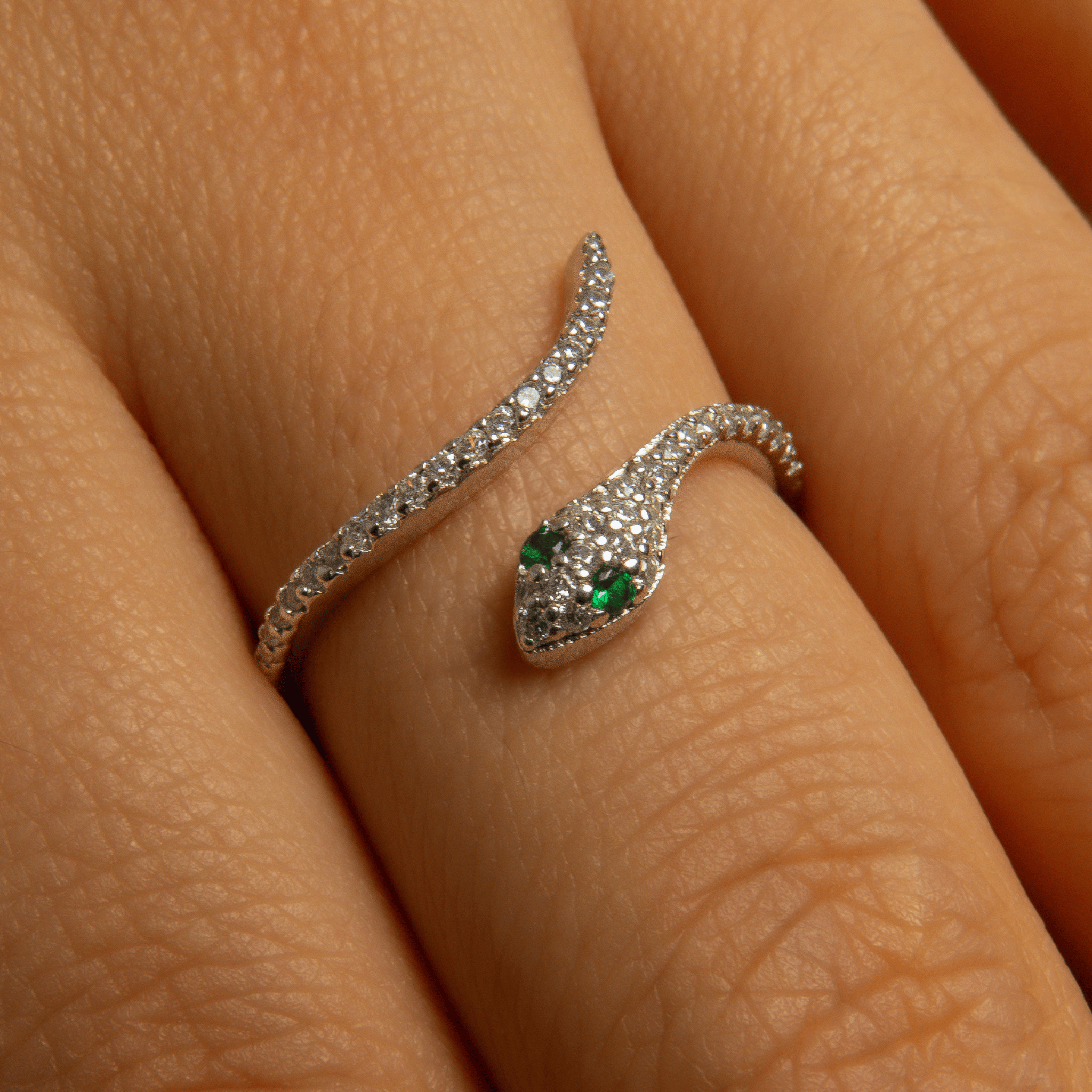 bague serpent en argent 925 sertie d’oxydes de zirconium blancs et verts