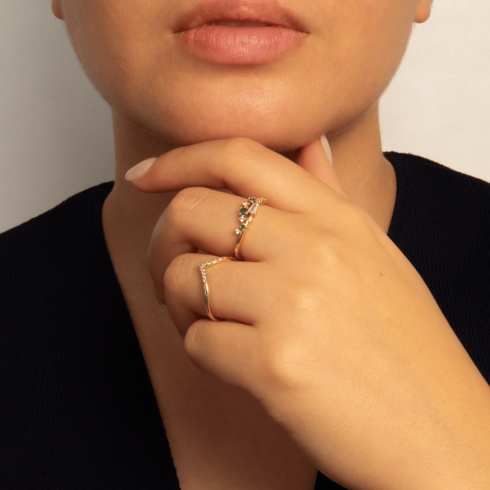 bague en plaqué or 18 carats avec oxydes de zirconium verts et blancs sertis sur design ouvert et anneau fin