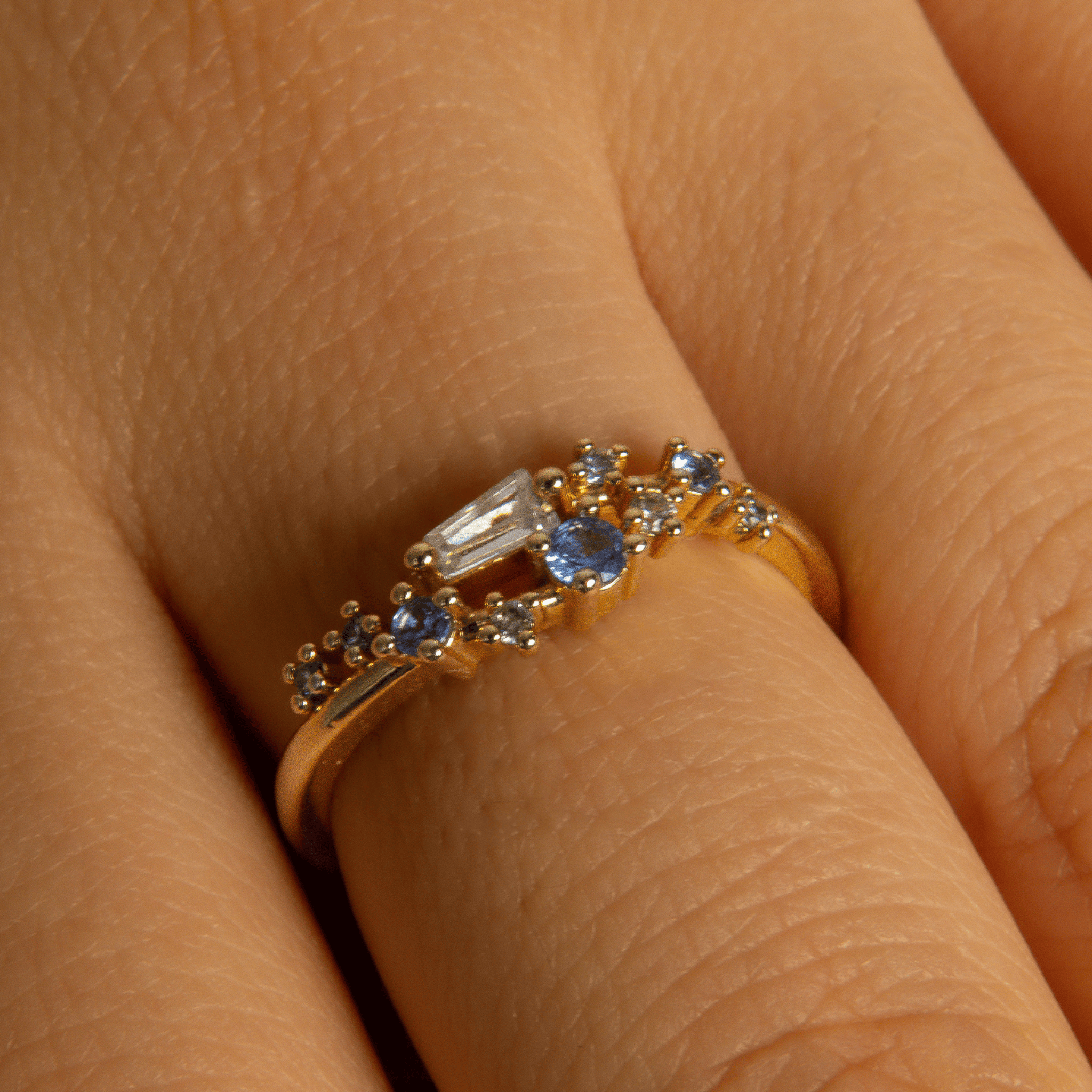 Bague en plaqué or 18 carats avec oxydes de zirconium bleus ronds et blancs, sertis en composition florale