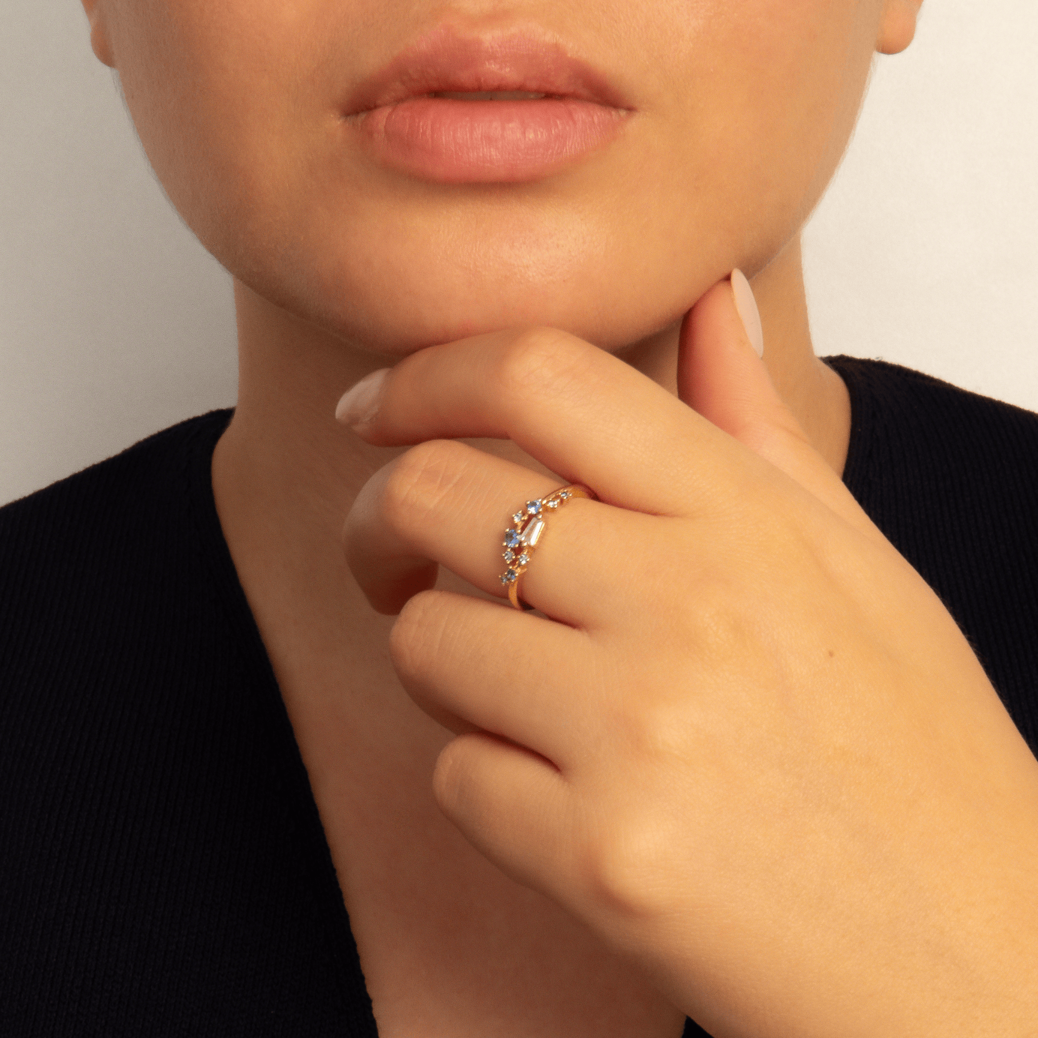 Bague en plaqué or 18 carats avec oxydes de zirconium bleus ronds et blancs, sertis en composition florale