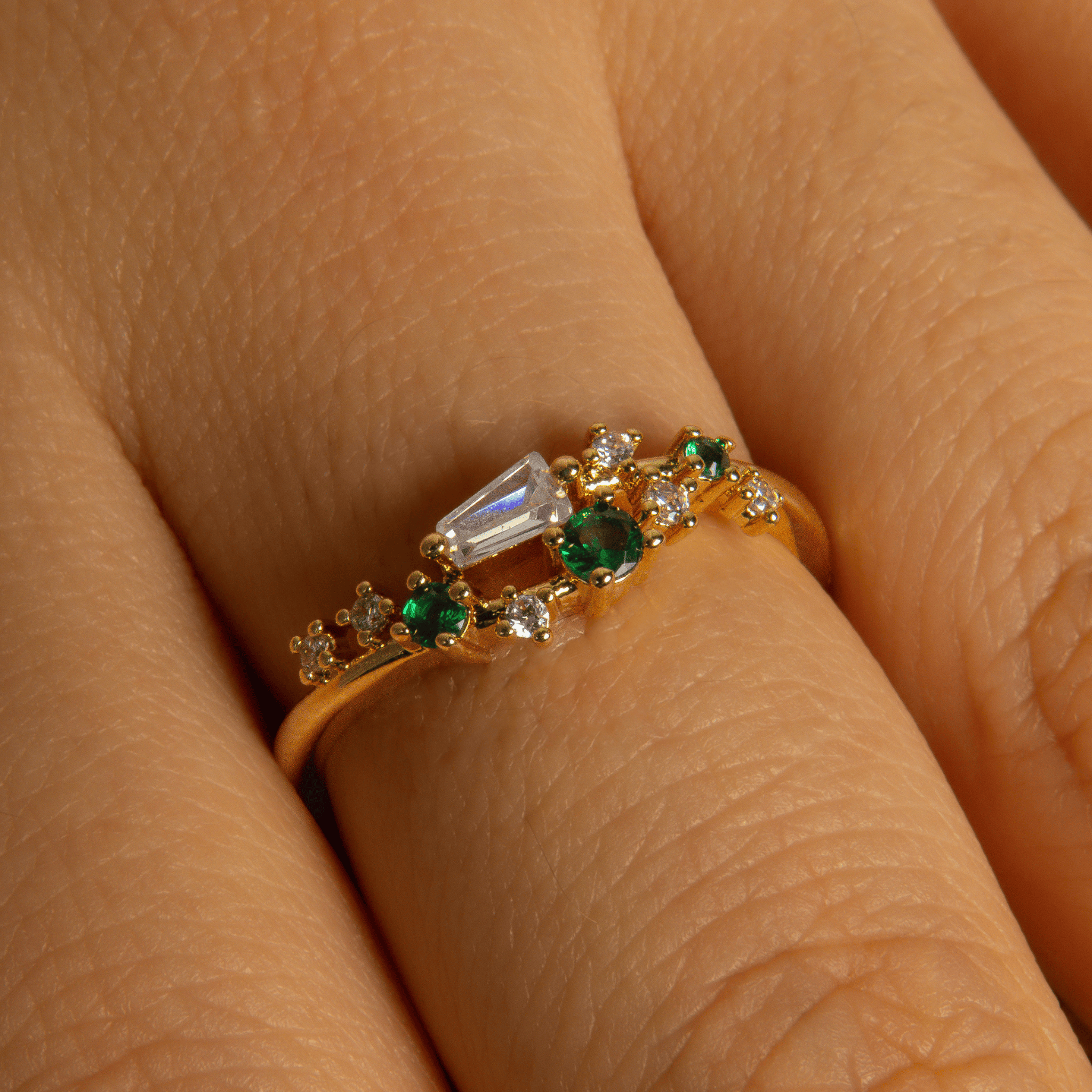 Bague en plaqué or 18 carats avec oxydes de zirconium verts ronds et blancs, sertis en composition florale
