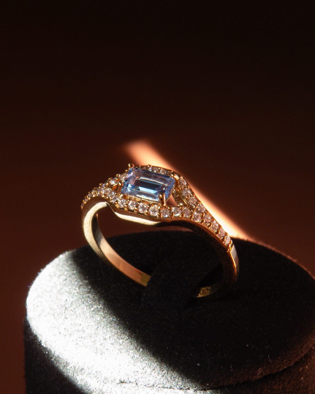 bague en plaqué or 18 carats avec pierre rectangulaire bleue et oxydes de zirconium sertis sur l’anneau