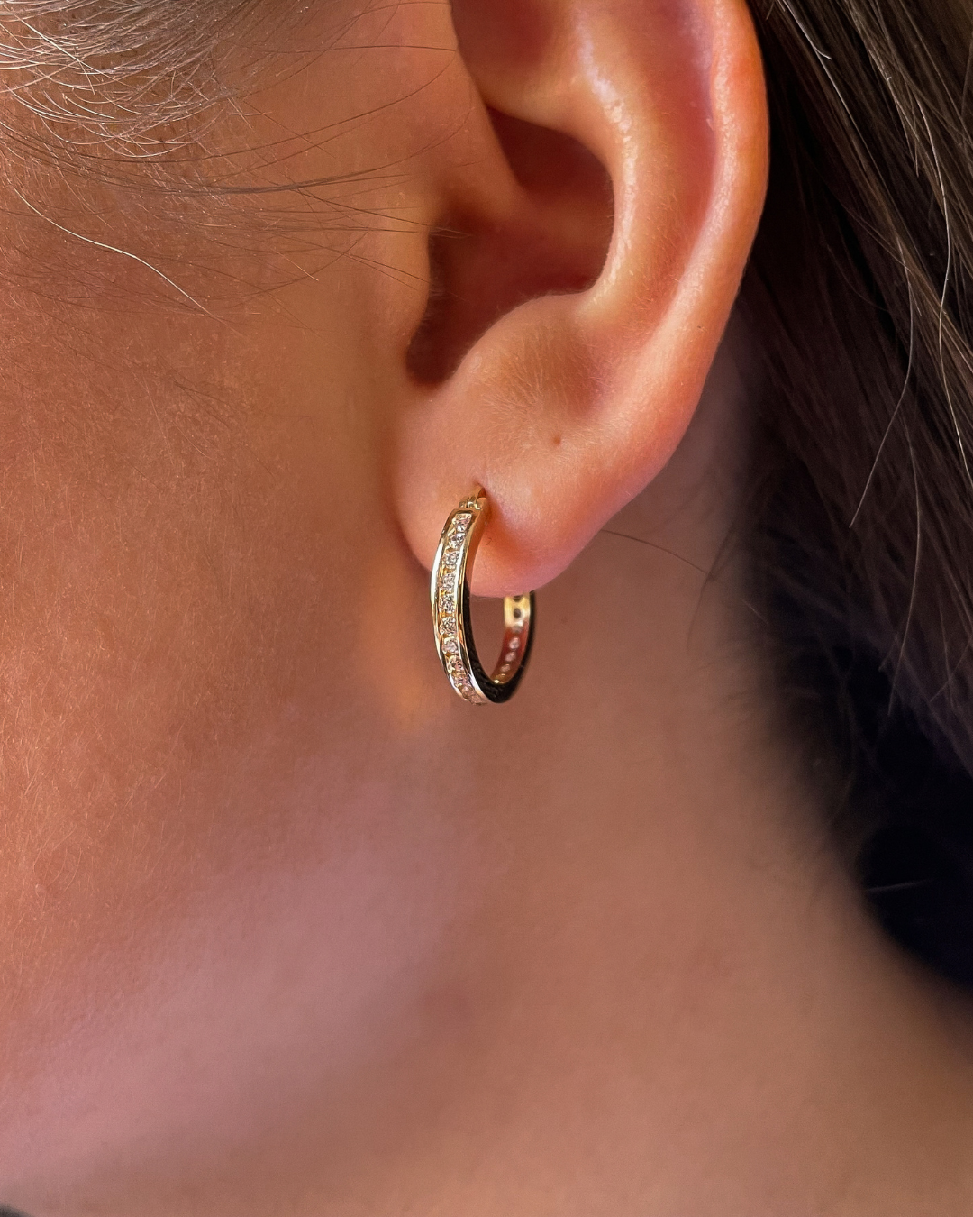 boucles d’oreilles créoles en plaqué or 18 carats serties d’oxydes de zirconium tout du long