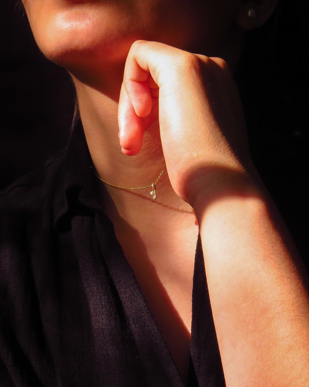 collier en plaqué or 18 carats avec pendentif deux formes de goutte serti d’oxydes de zirconium