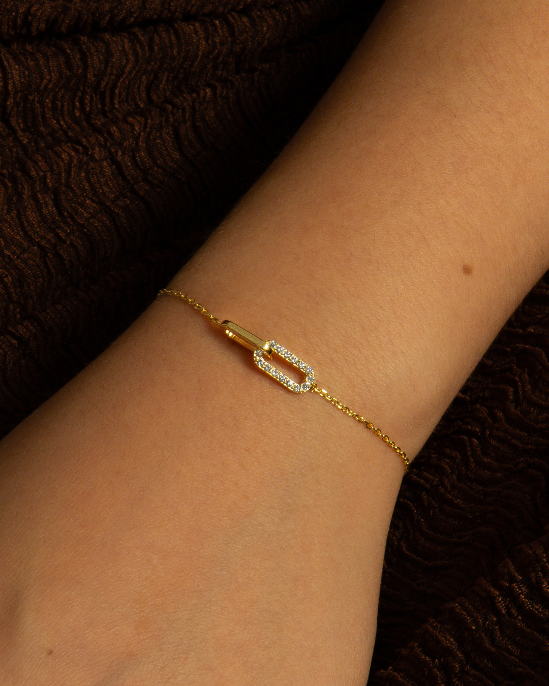 bracelet en plaqué or 18 carats avec maillon rectangulaire orné d’oxydes de zirconium, raffiné et lumineux au poignet