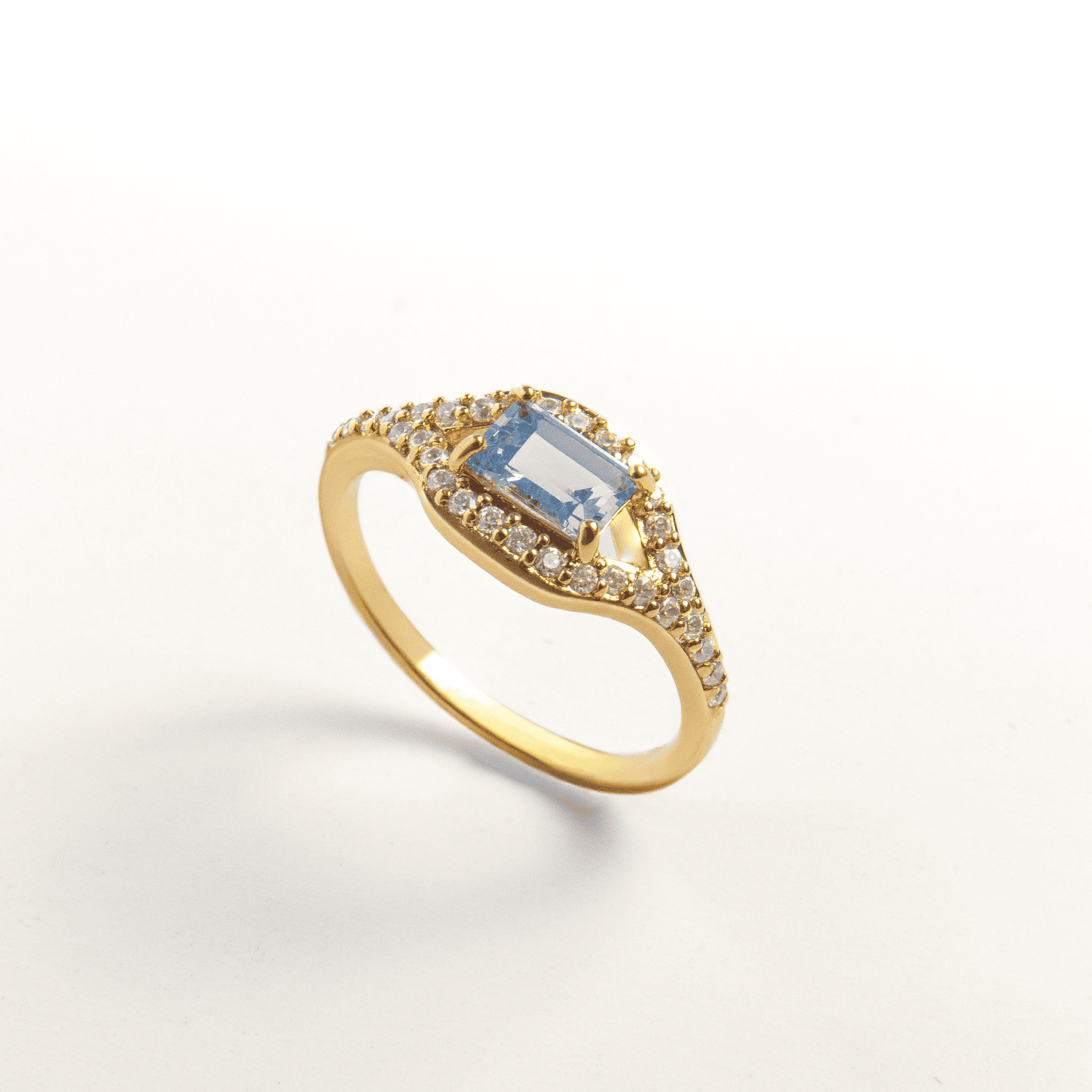 bague en plaqué or 18 carats avec oxyde de zirconium bleu taille émeraude et pavage d’oxydes de zirconium blancs