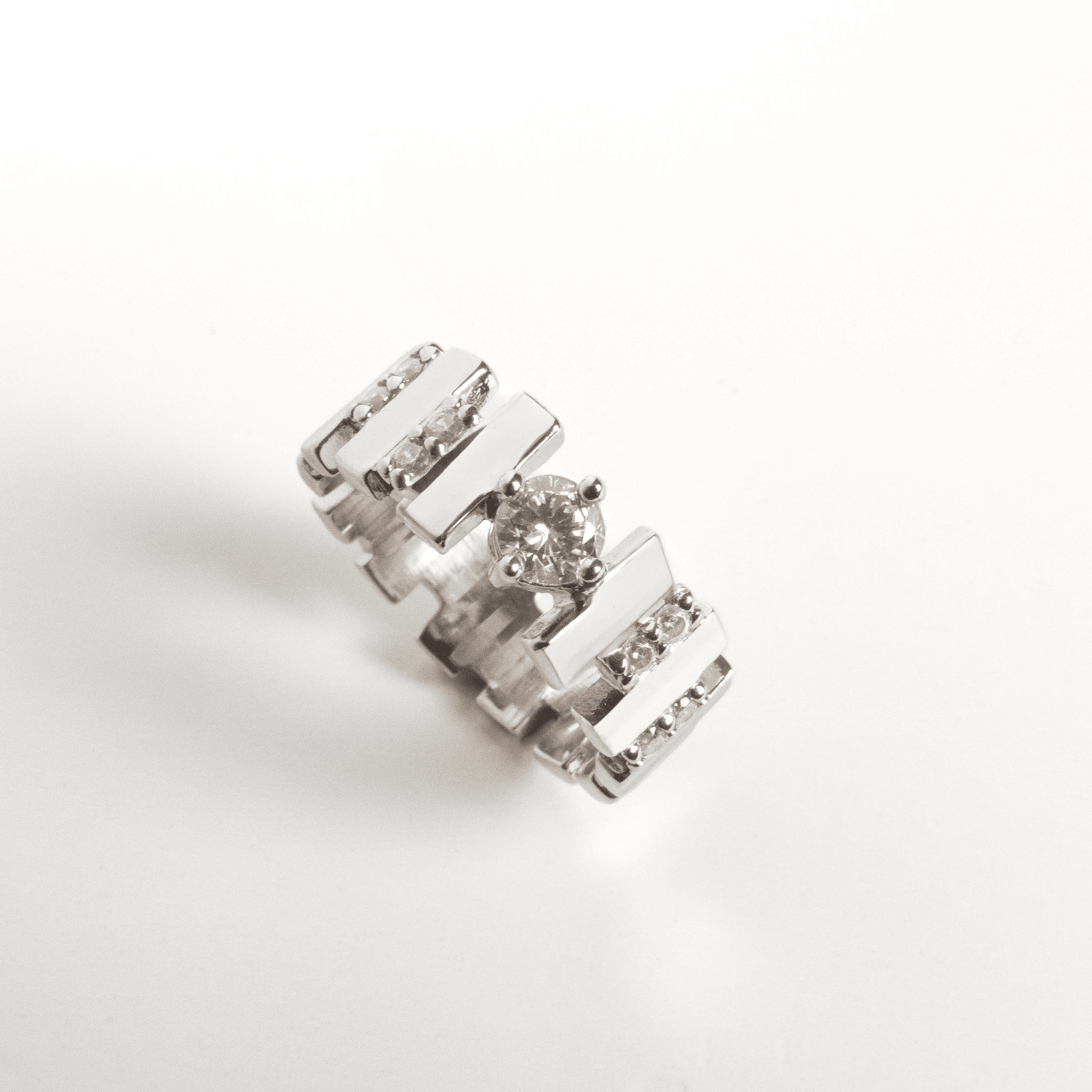 bague Paragon en argent 925 rhodié avec oxydes de zirconium blancs et design géométrique moderne