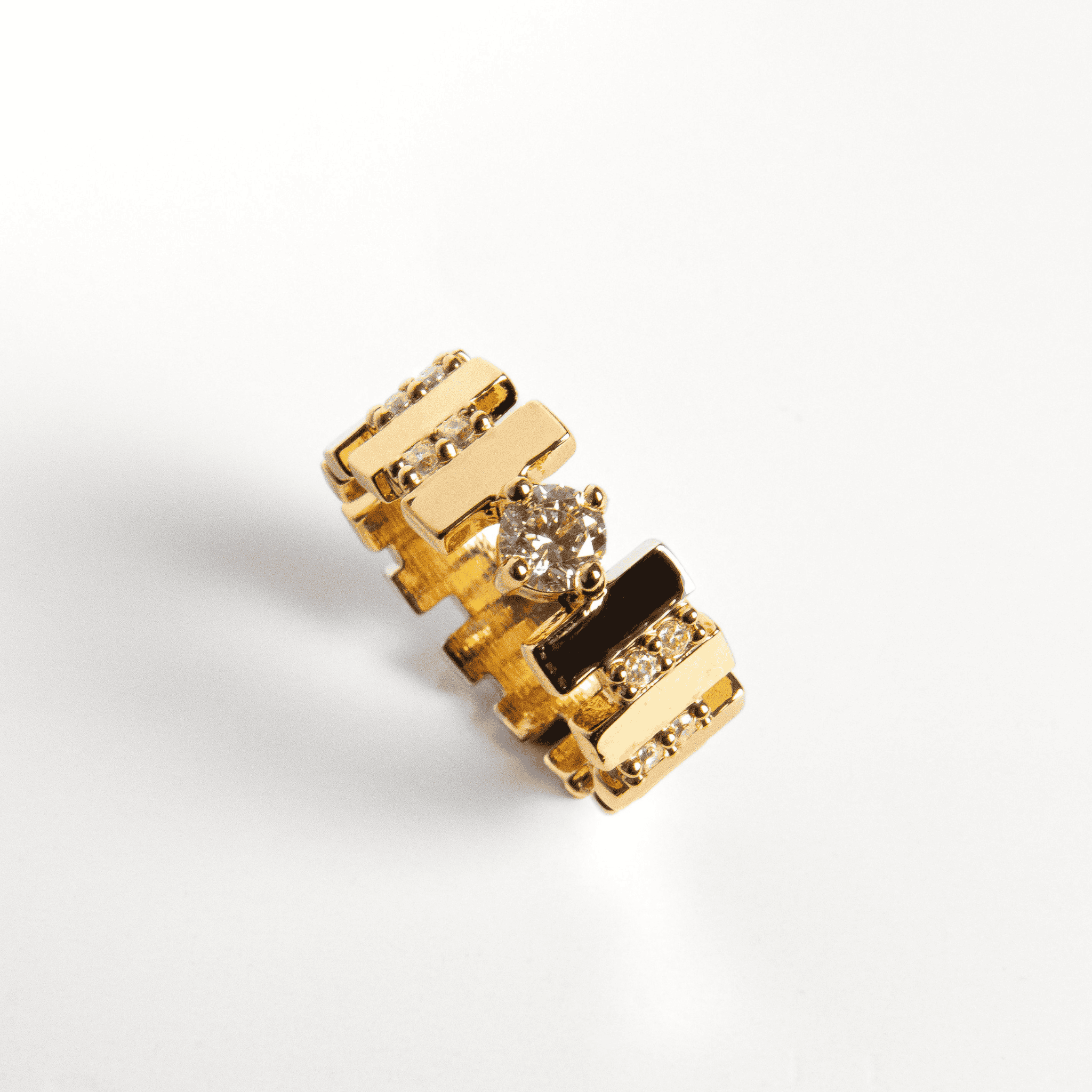 bague Paragon en plaqué or 18 carats avec oxydes de zirconium blancs et design géométrique structuré moderne